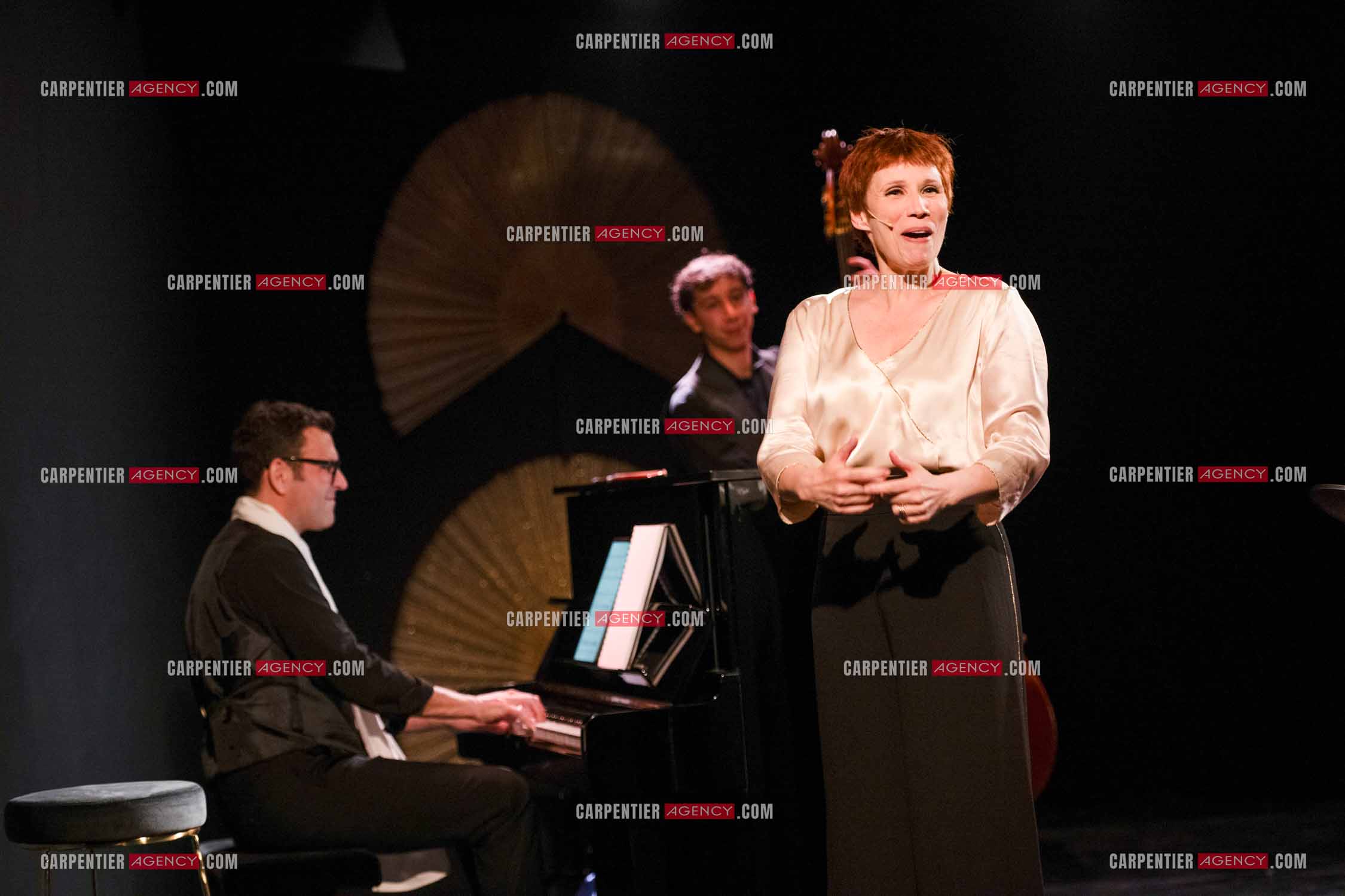 Spectacle musical racontant la vie de Monsieur Cole Porter. La chanteuse Isabelle Georges dans le rôle d'une Linda accompagnée d'un trio jazzy ( piano, contrebasse et batterie ).  ( Exclusif )