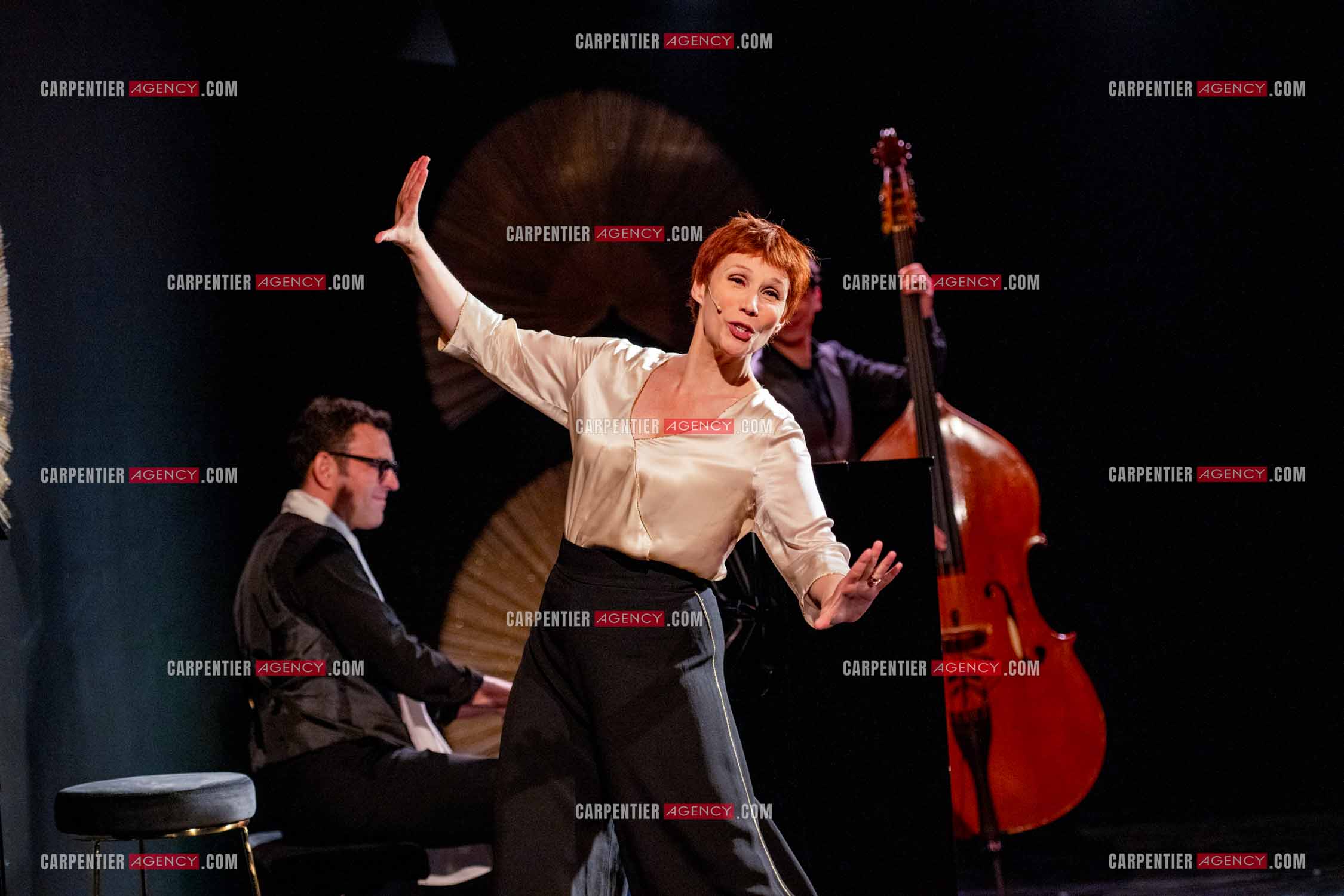 Spectacle musical racontant la vie de Monsieur Cole Porter. La chanteuse Isabelle Georges dans le rôle d'une Linda accompagnée d'un trio jazzy ( piano, contrebasse et batterie ).  ( Exclusif )