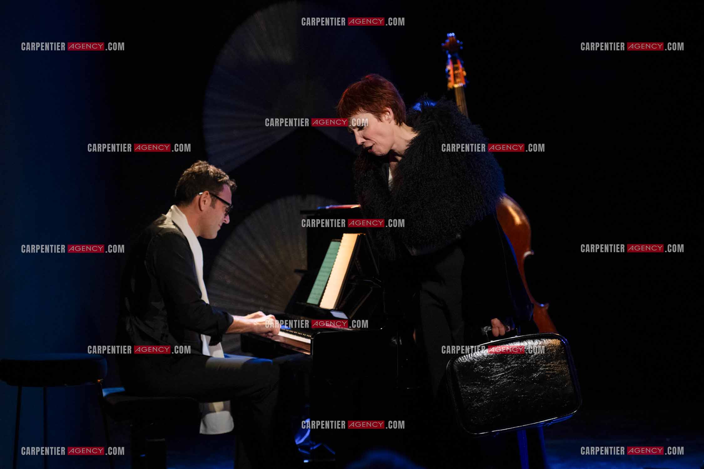 Spectacle musical racontant la vie de Monsieur Cole Porter. La chanteuse Isabelle Georges dans le rôle d'une Linda accompagnée d'un trio jazzy ( piano, contrebasse et batterie ).  ( Exclusif )