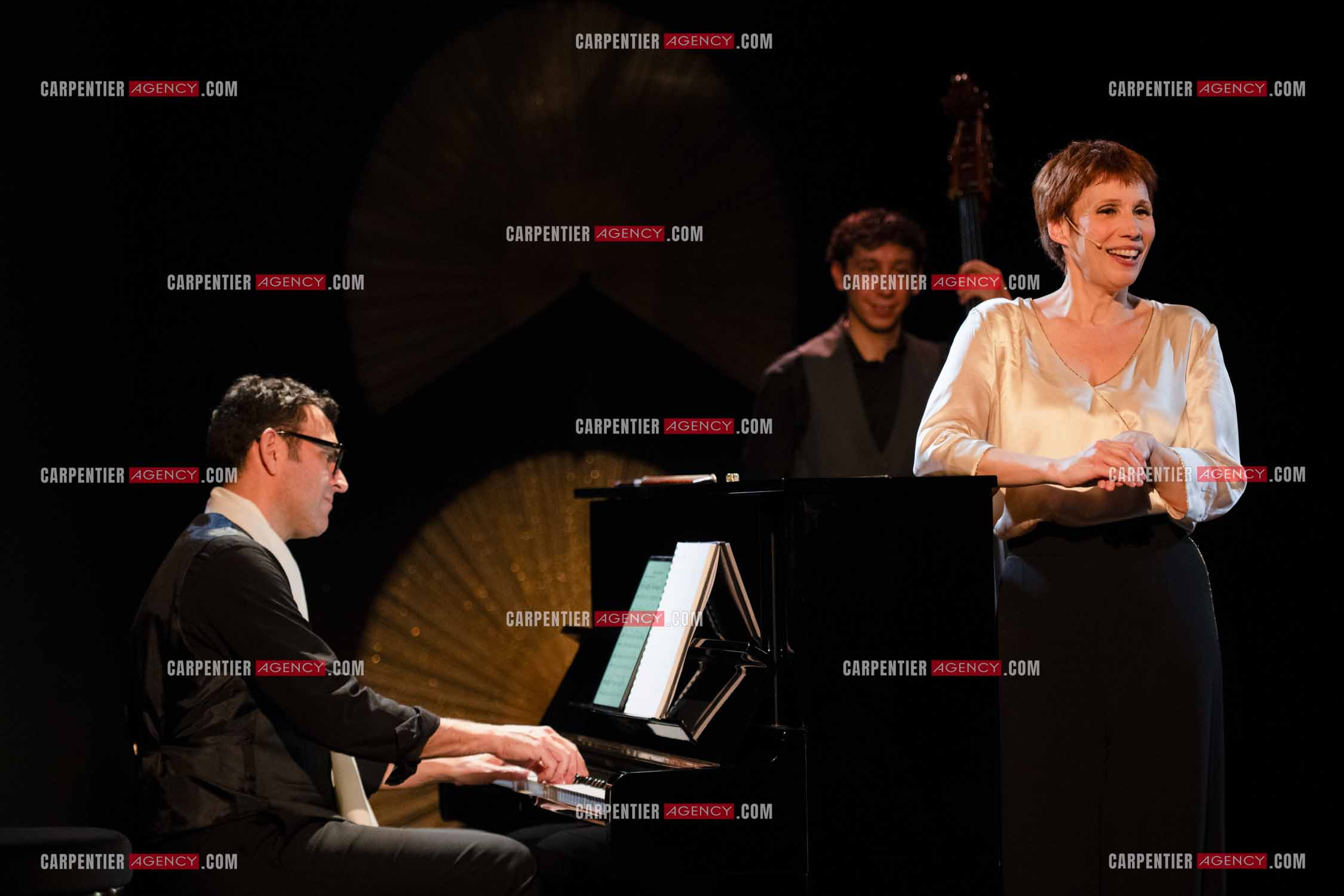 Spectacle musical racontant la vie de Monsieur Cole Porter. La chanteuse Isabelle Georges dans le rôle d'une Linda accompagnée d'un trio jazzy ( piano, contrebasse et batterie ).  ( Exclusif )