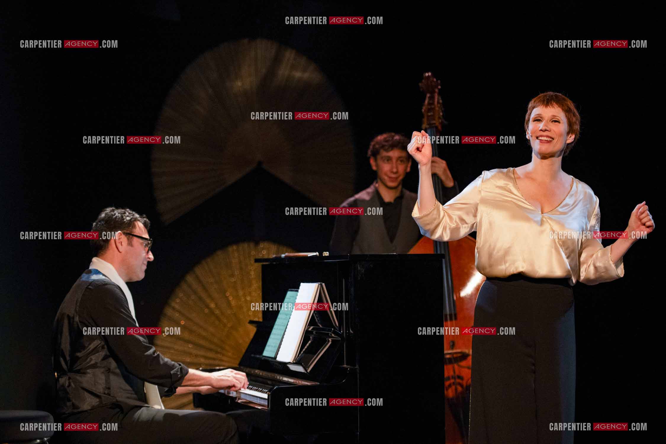 Spectacle musical racontant la vie de Monsieur Cole Porter. La chanteuse Isabelle Georges dans le rôle d'une Linda accompagnée d'un trio jazzy ( piano, contrebasse et batterie ).  ( Exclusif )