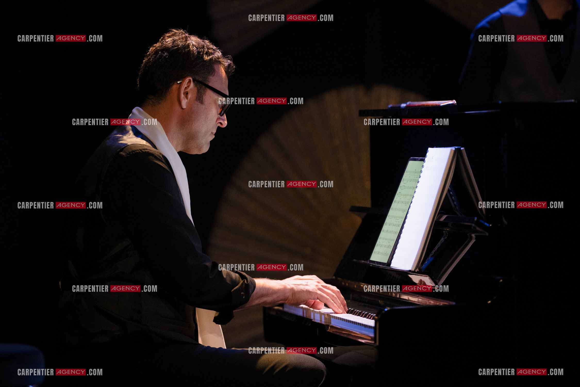 Spectacle musical racontant la vie de Monsieur Cole Porter. La chanteuse Isabelle Georges dans le rôle d'une Linda accompagnée d'un trio jazzy ( piano, contrebasse et batterie ).  ( Exclusif )