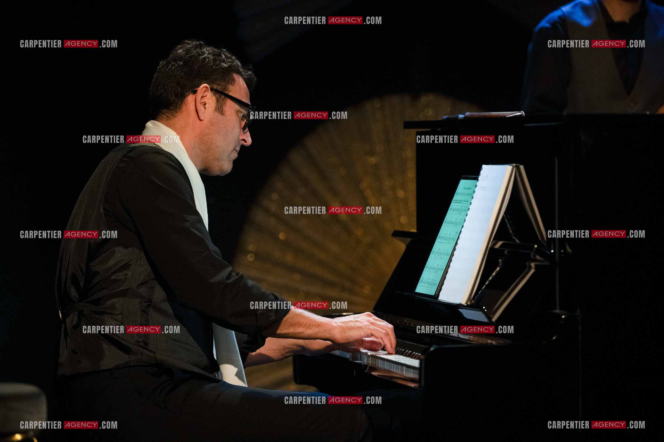 Spectacle musical racontant la vie de Monsieur Cole Porter. La chanteuse Isabelle Georges dans le rôle d'une Linda accompagnée d'un trio jazzy ( piano, contrebasse et batterie ).  ( Exclusif )