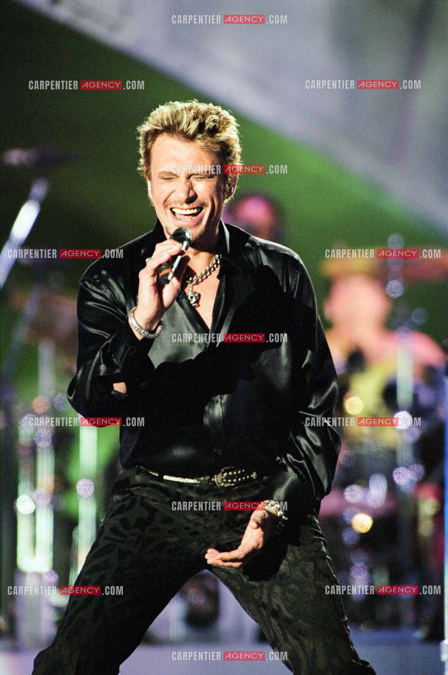Le chanteur Johnny Hallyday en concert aux pieds de la Tour Eiffel pour la fête Nationnale du 14 juillet organisé par la ville de Paris en 2000.   ( Exclusif )