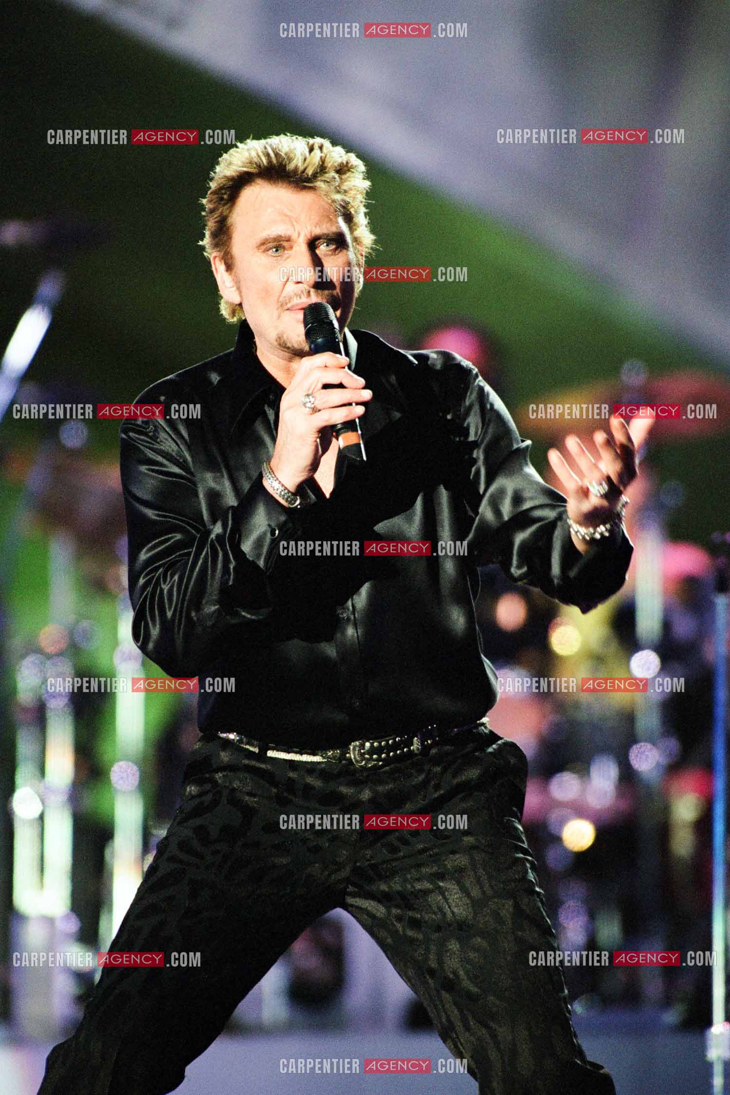 Le chanteur Johnny Hallyday en concert aux pieds de la Tour Eiffel pour la fête Nationnale du 14 juillet organisé par la ville de Paris en 2000.   ( Exclusif )