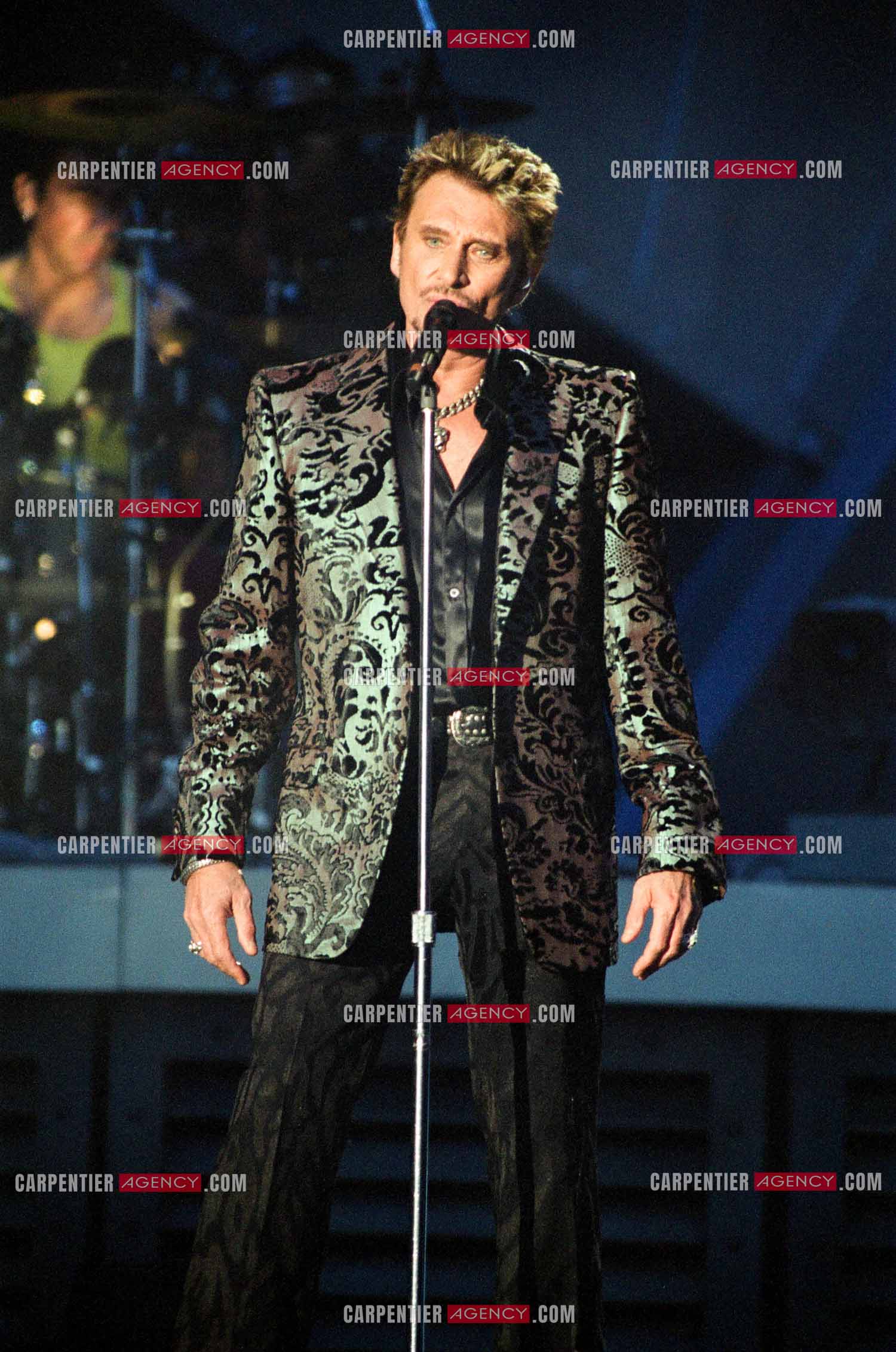 Le chanteur Johnny Hallyday en concert aux pieds de la Tour Eiffel pour la fête Nationnale du 14 juillet organisé par la ville de Paris en 2000.   ( Exclusif )