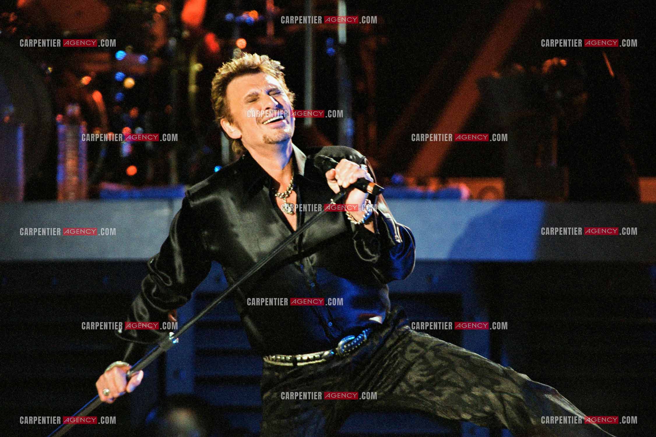 Le chanteur Johnny Hallyday en concert aux pieds de la Tour Eiffel pour la fête Nationnale du 14 juillet organisé par la ville de Paris en 2000.   ( Exclusif )