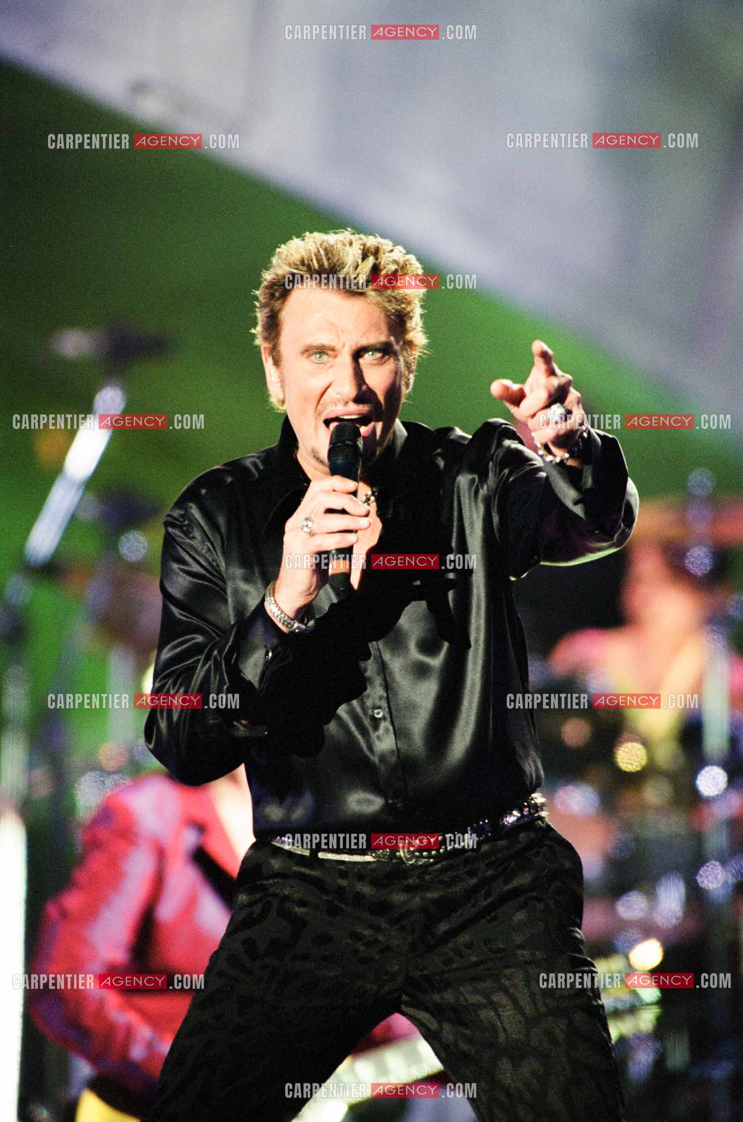 Le chanteur Johnny Hallyday en concert aux pieds de la Tour Eiffel pour la fête Nationnale du 14 juillet organisé par la ville de Paris en 2000.   ( Exclusif )