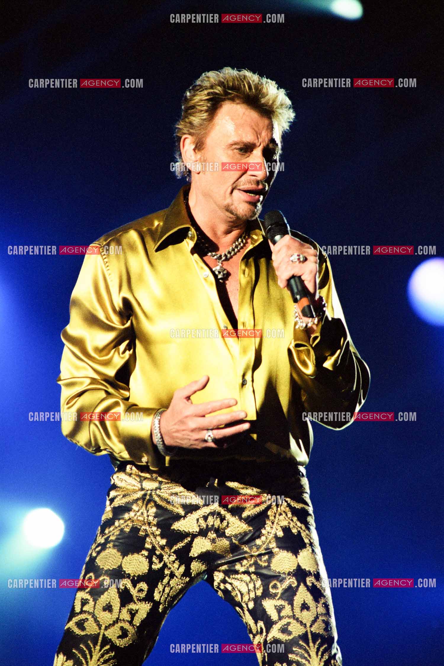 Le chanteur Johnny Hallyday en concert aux pieds de la Tour Eiffel pour la fête Nationnale du 14 juillet organisé par la ville de Paris en 2000.   ( Exclusif )