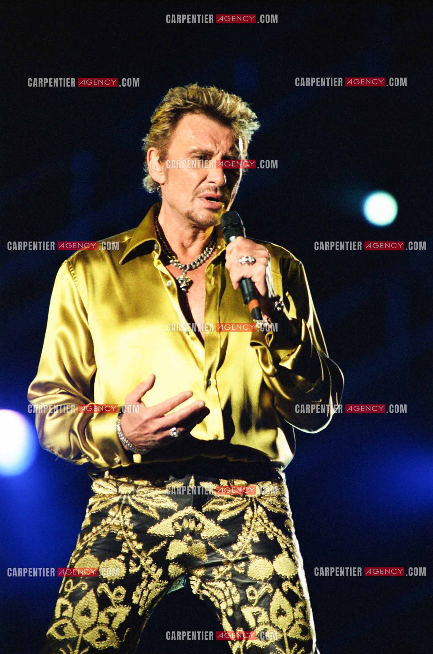 Le chanteur Johnny Hallyday en concert aux pieds de la Tour Eiffel pour la fête Nationnale du 14 juillet organisé par la ville de Paris en 2000.   ( Exclusif )