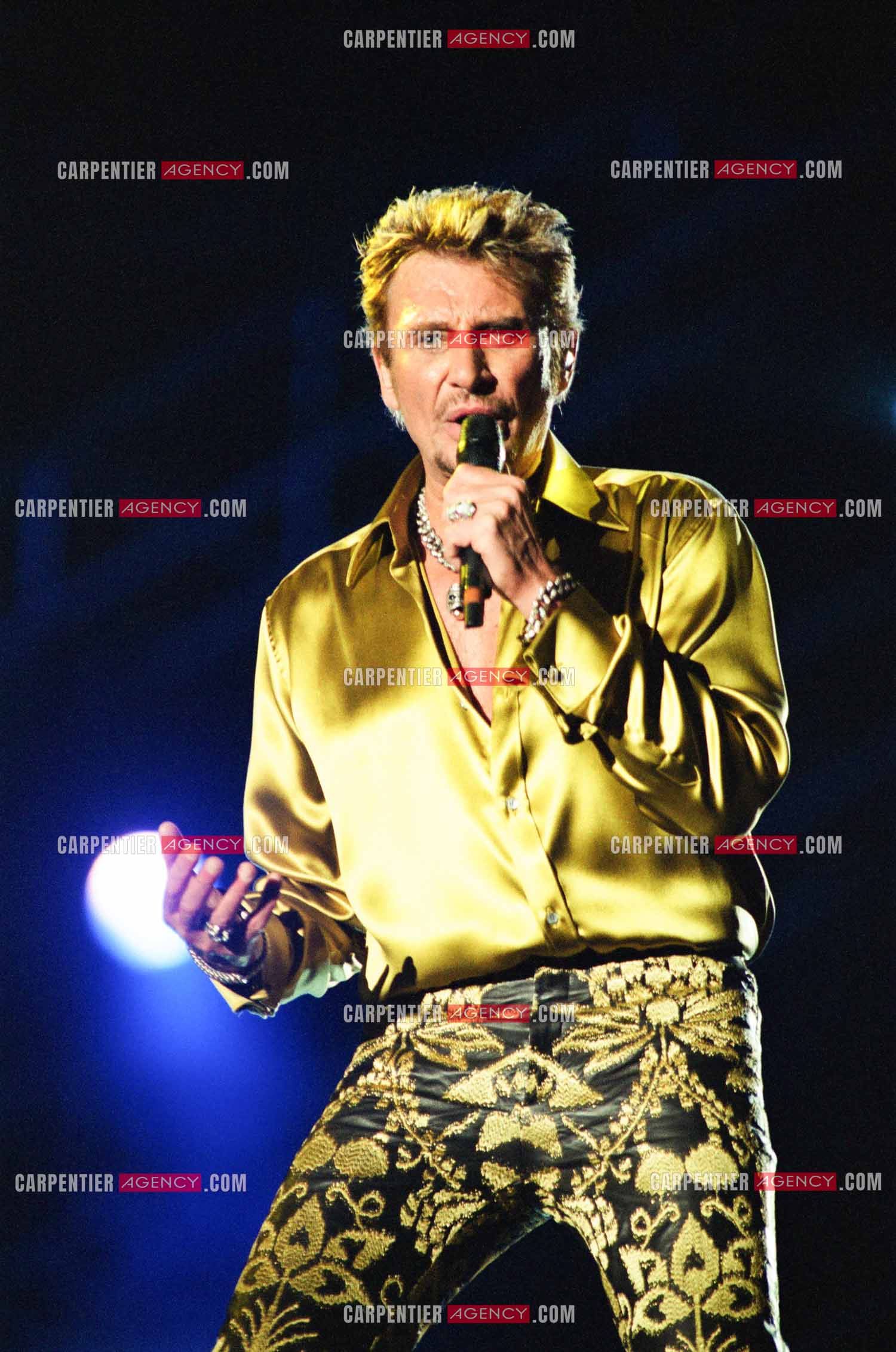 Le chanteur Johnny Hallyday en concert aux pieds de la Tour Eiffel pour la fête Nationnale du 14 juillet organisé par la ville de Paris en 2000.   ( Exclusif )