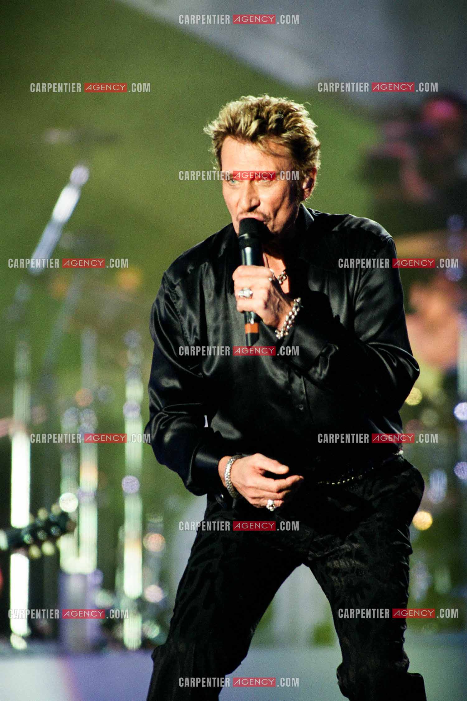 Le chanteur Johnny Hallyday en concert aux pieds de la Tour Eiffel pour la fête Nationnale du 14 juillet organisé par la ville de Paris en 2000.   ( Exclusif )