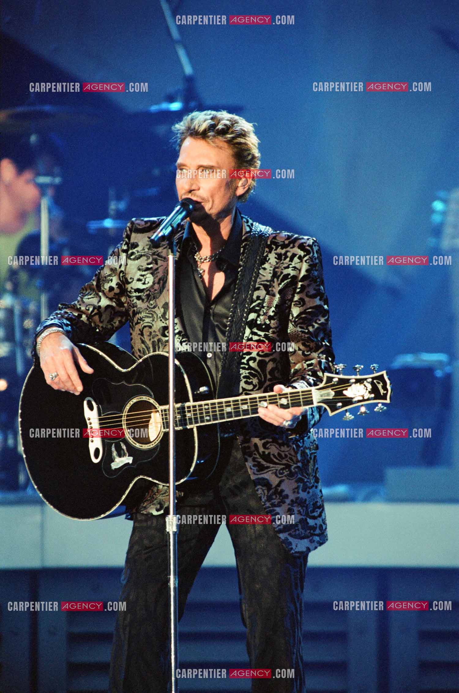 Le chanteur Johnny Hallyday en concert aux pieds de la Tour Eiffel pour la fête Nationnale du 14 juillet organisé par la ville de Paris en 2000.   ( Exclusif )