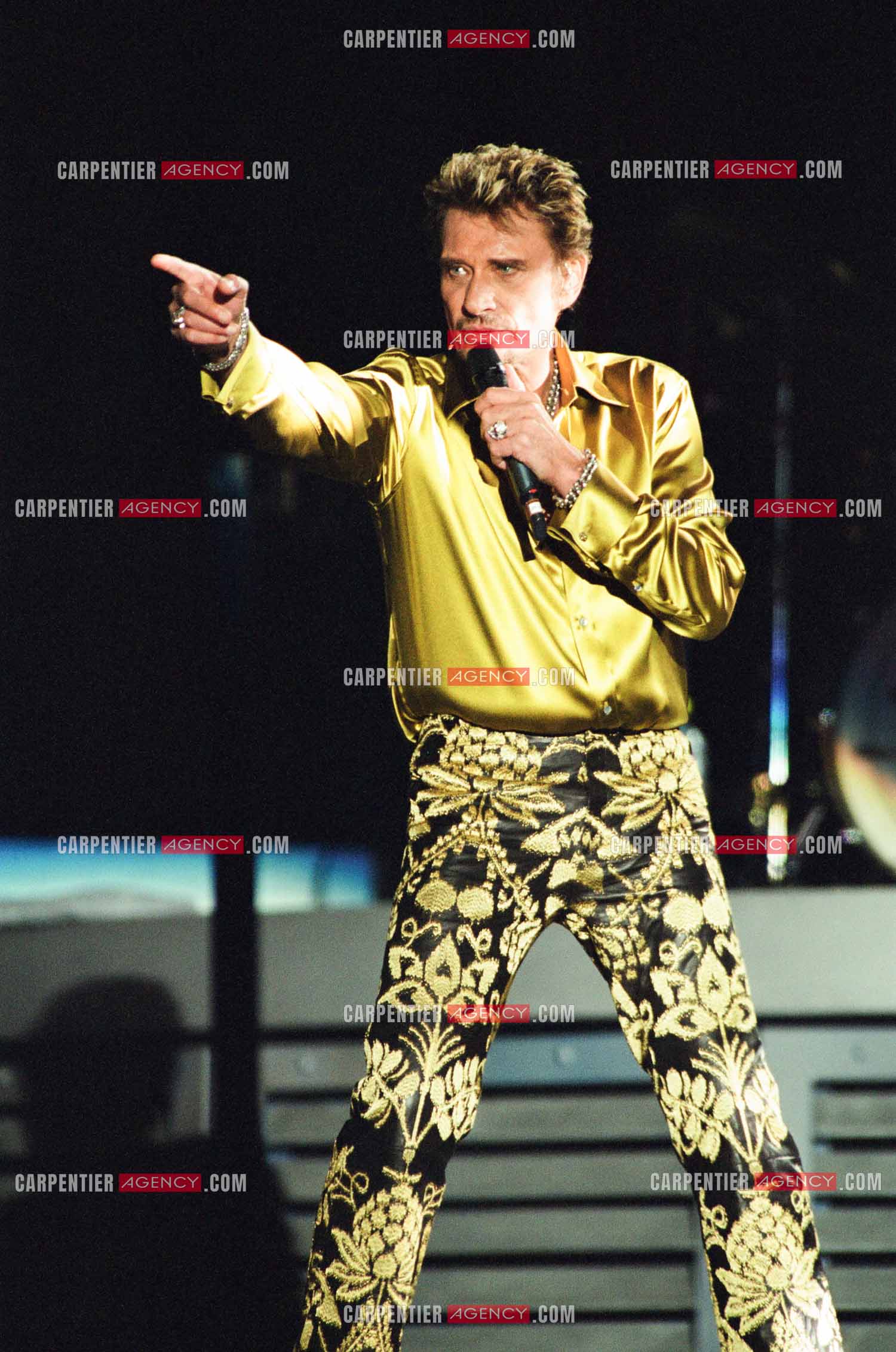 Le chanteur Johnny Hallyday en concert aux pieds de la Tour Eiffel pour la fête Nationnale du 14 juillet organisé par la ville de Paris en 2000.   ( Exclusif )