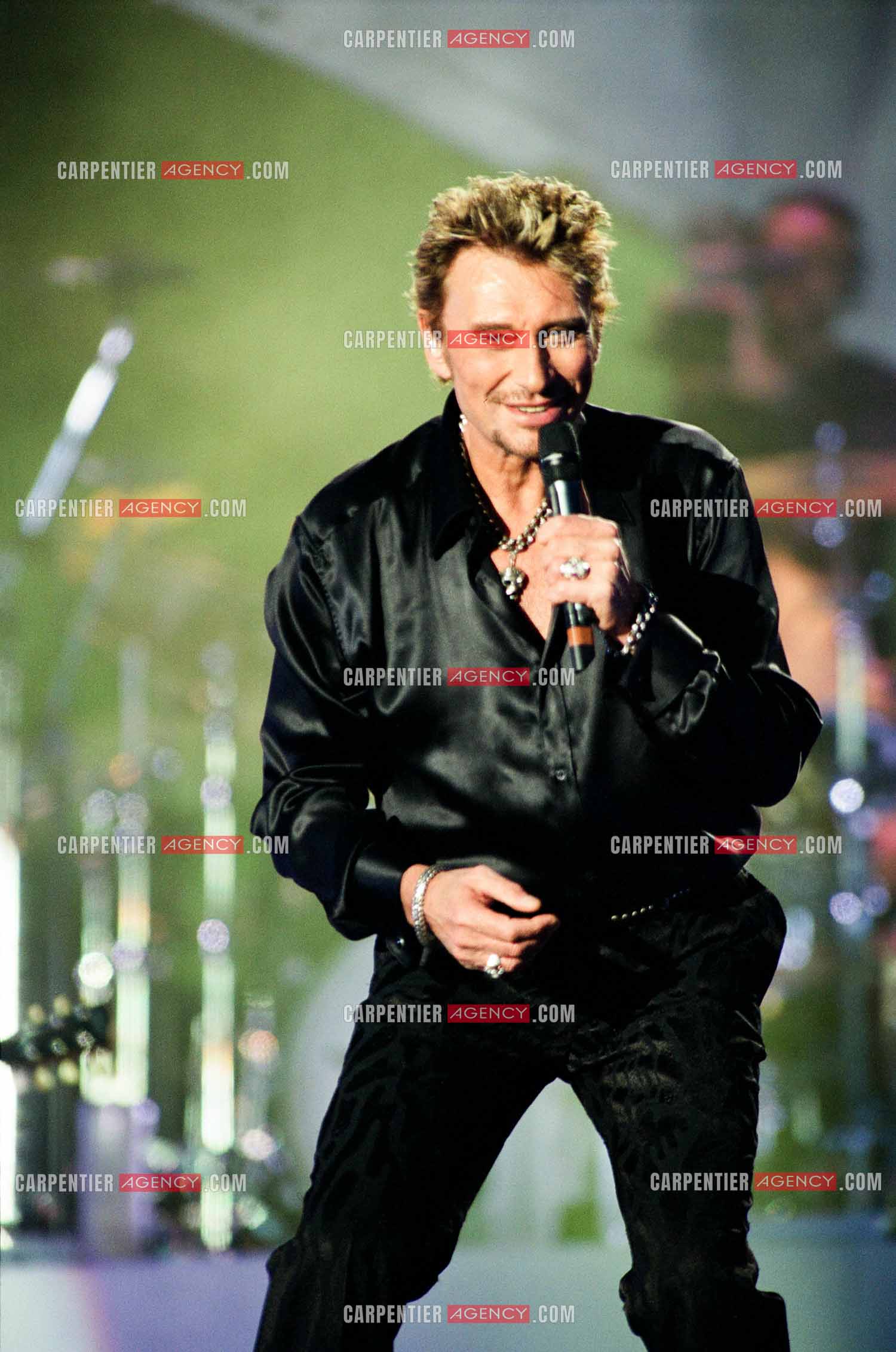 Le chanteur Johnny Hallyday en concert aux pieds de la Tour Eiffel pour la fête Nationnale du 14 juillet organisé par la ville de Paris en 2000.   ( Exclusif )
