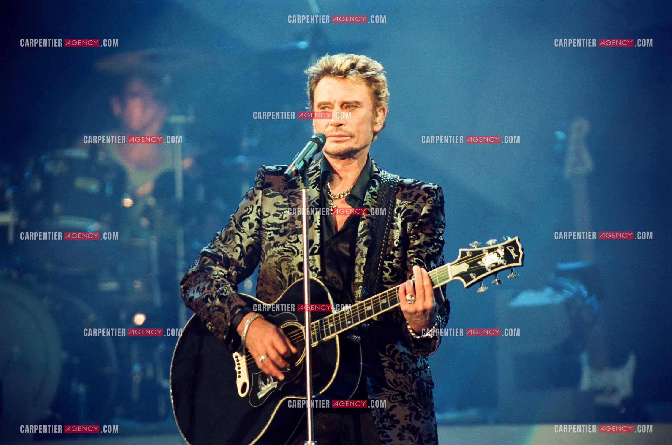 Le chanteur Johnny Hallyday en concert aux pieds de la Tour Eiffel pour la fête Nationnale du 14 juillet organisé par la ville de Paris en 2000.   ( Exclusif )