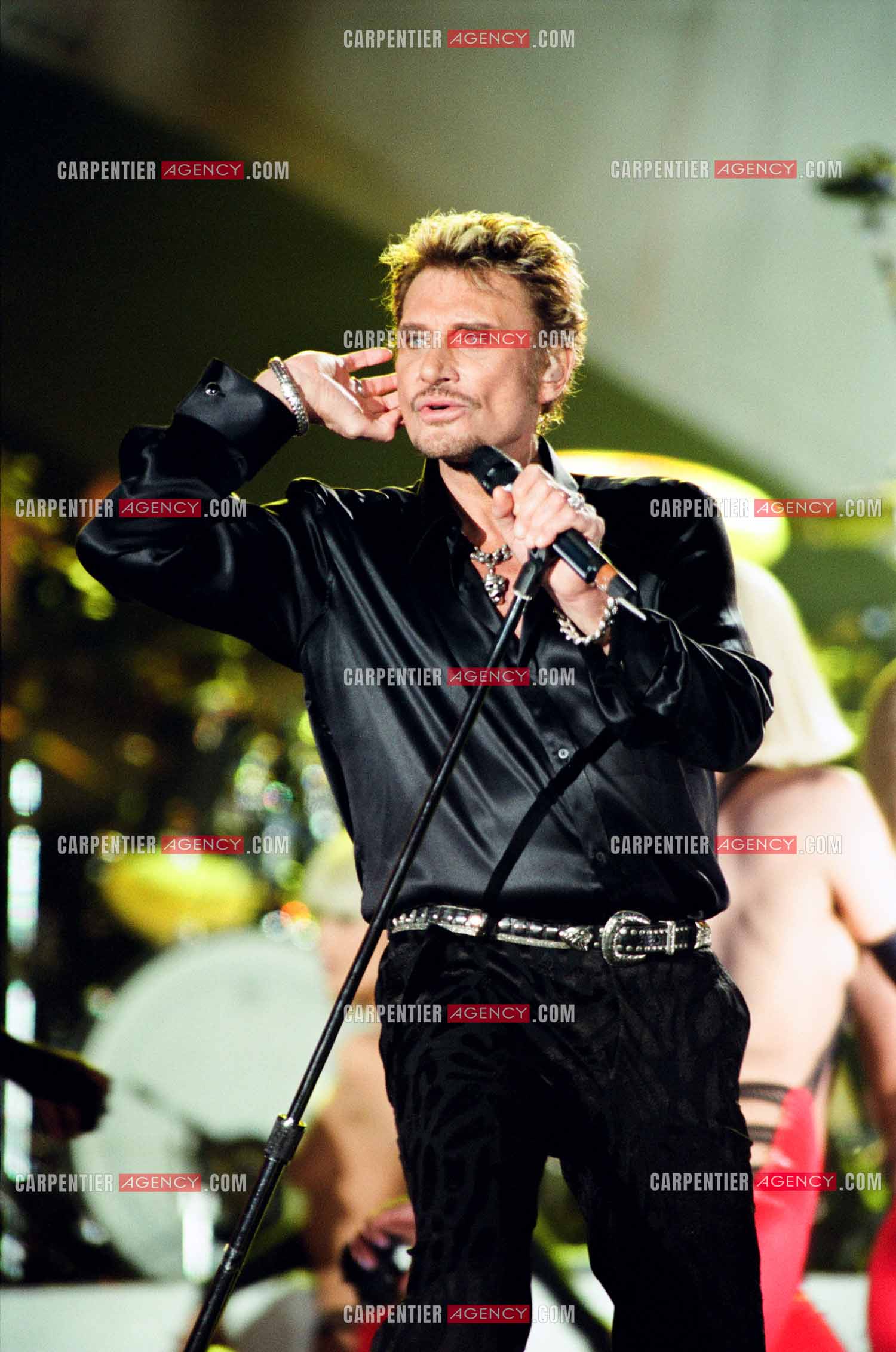 Le chanteur Johnny Hallyday en concert aux pieds de la Tour Eiffel pour la fête Nationnale du 14 juillet organisé par la ville de Paris en 2000.   ( Exclusif )