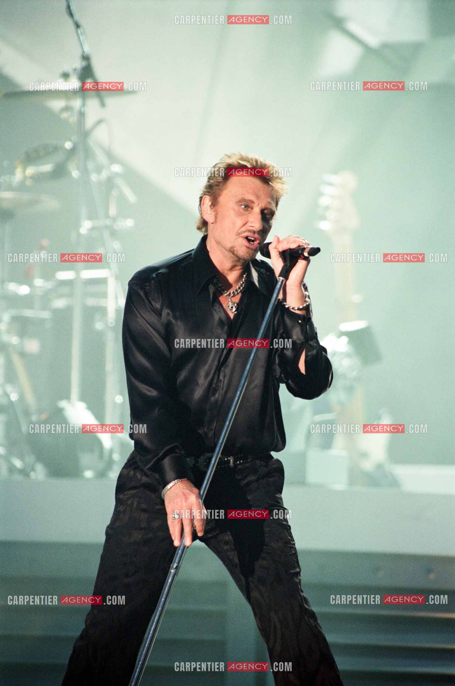 Le chanteur Johnny Hallyday en concert aux pieds de la Tour Eiffel pour la fête Nationnale du 14 juillet organisé par la ville de Paris en 2000.   ( Exclusif )