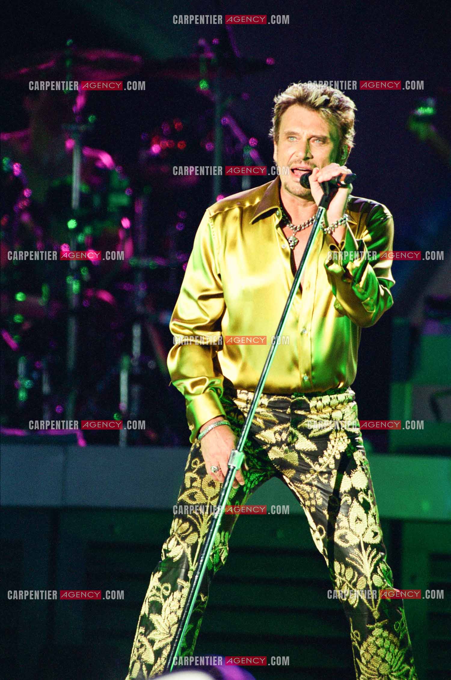 Le chanteur Johnny Hallyday en concert aux pieds de la Tour Eiffel pour la fête Nationnale du 14 juillet organisé par la ville de Paris en 2000.   ( Exclusif )