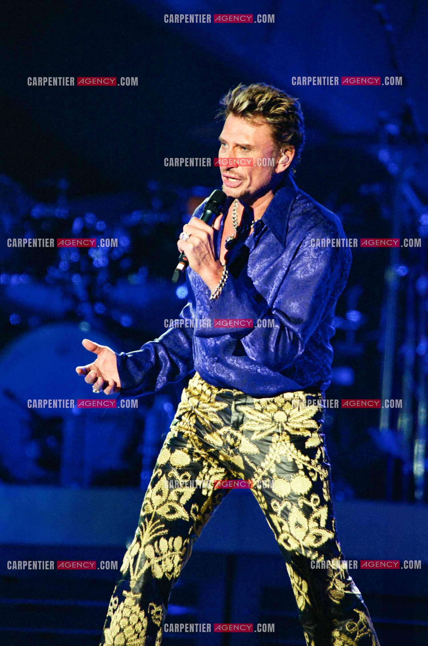 Le chanteur Johnny Hallyday en concert aux pieds de la Tour Eiffel pour la fête Nationnale du 14 juillet organisé par la ville de Paris en 2000.   ( Exclusif )