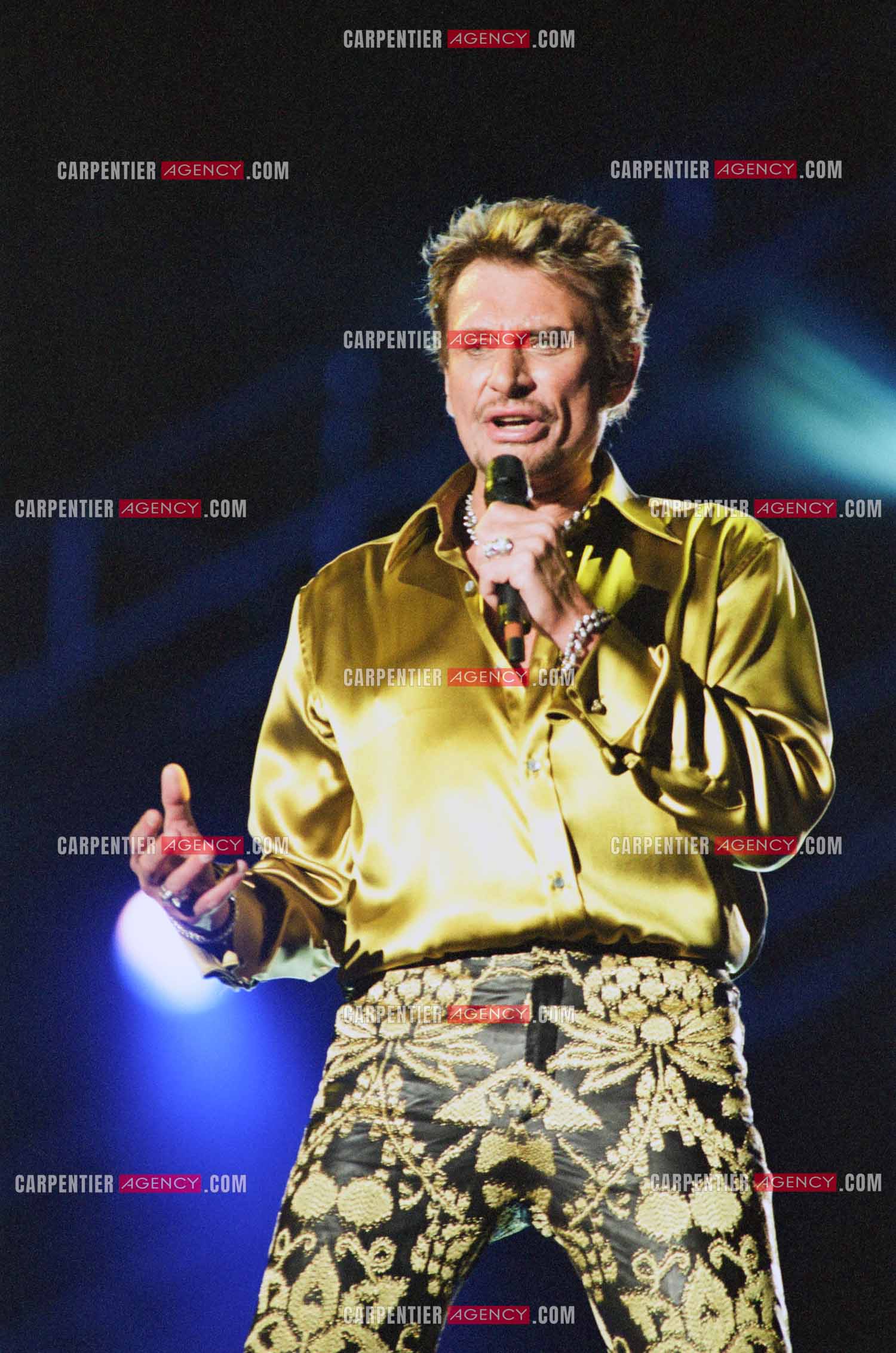 Le chanteur Johnny Hallyday en concert aux pieds de la Tour Eiffel pour la fête Nationnale du 14 juillet organisé par la ville de Paris en 2000.   ( Exclusif )