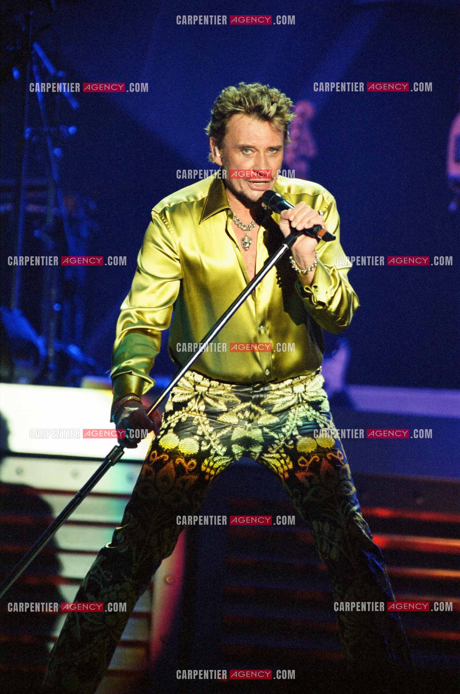 Le chanteur Johnny Hallyday en concert aux pieds de la Tour Eiffel pour la fête Nationnale du 14 juillet organisé par la ville de Paris en 2000.   ( Exclusif )