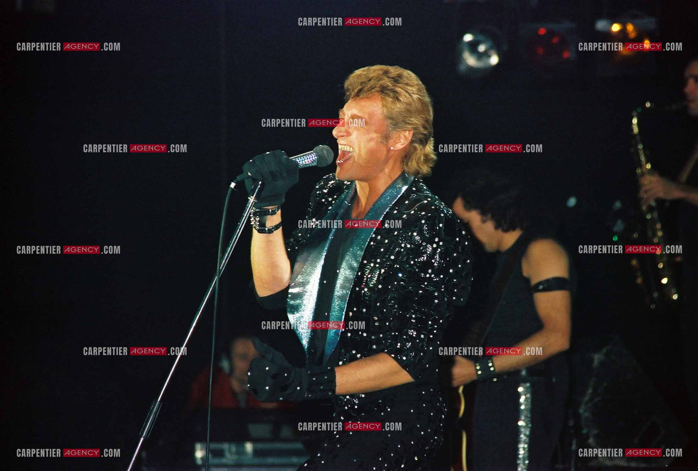 Le chanteur Johnny Hallyday en concert au Zénith de Paris du 26 octobre 1984 au 8 janvier 1985.  ( Exclusif )