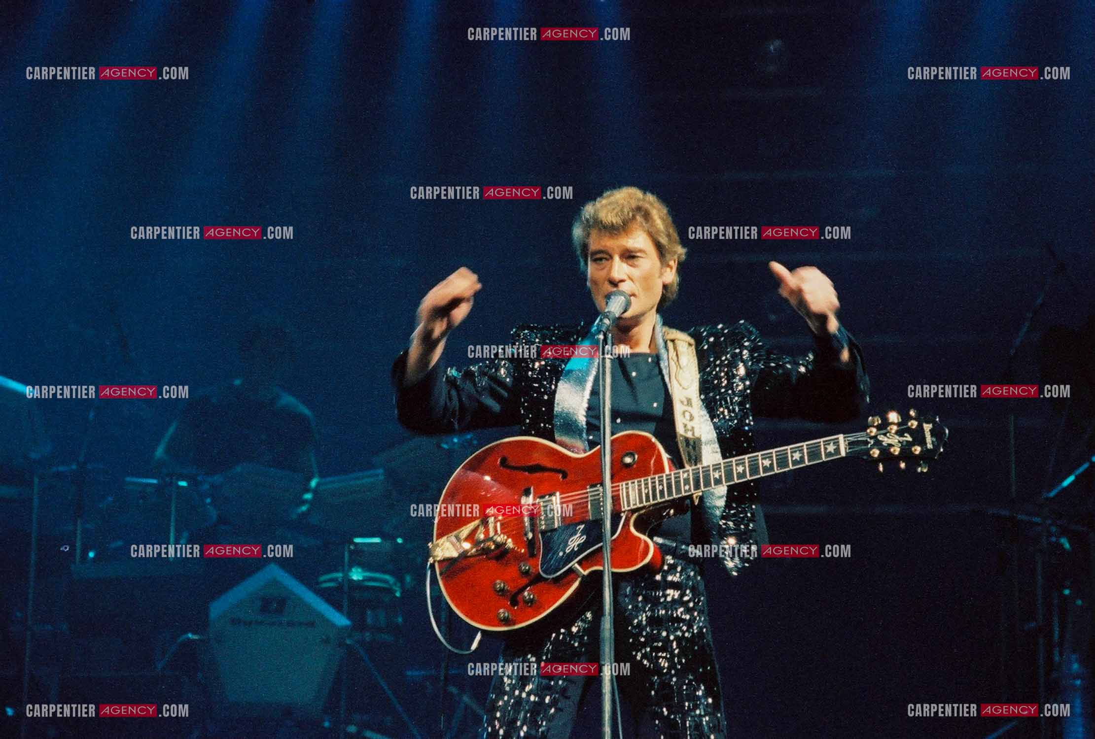 Le chanteur Johnny Hallyday en concert au Zénith de Paris du 26 octobre 1984 au 8 janvier 1985.  ( Exclusif )