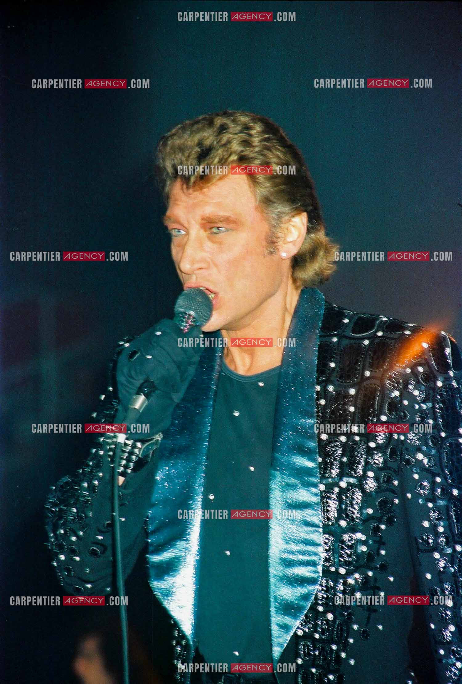 Le chanteur Johnny Hallyday en concert au Zénith de Paris du 26 octobre 1984 au 8 janvier 1985.  ( Exclusif )