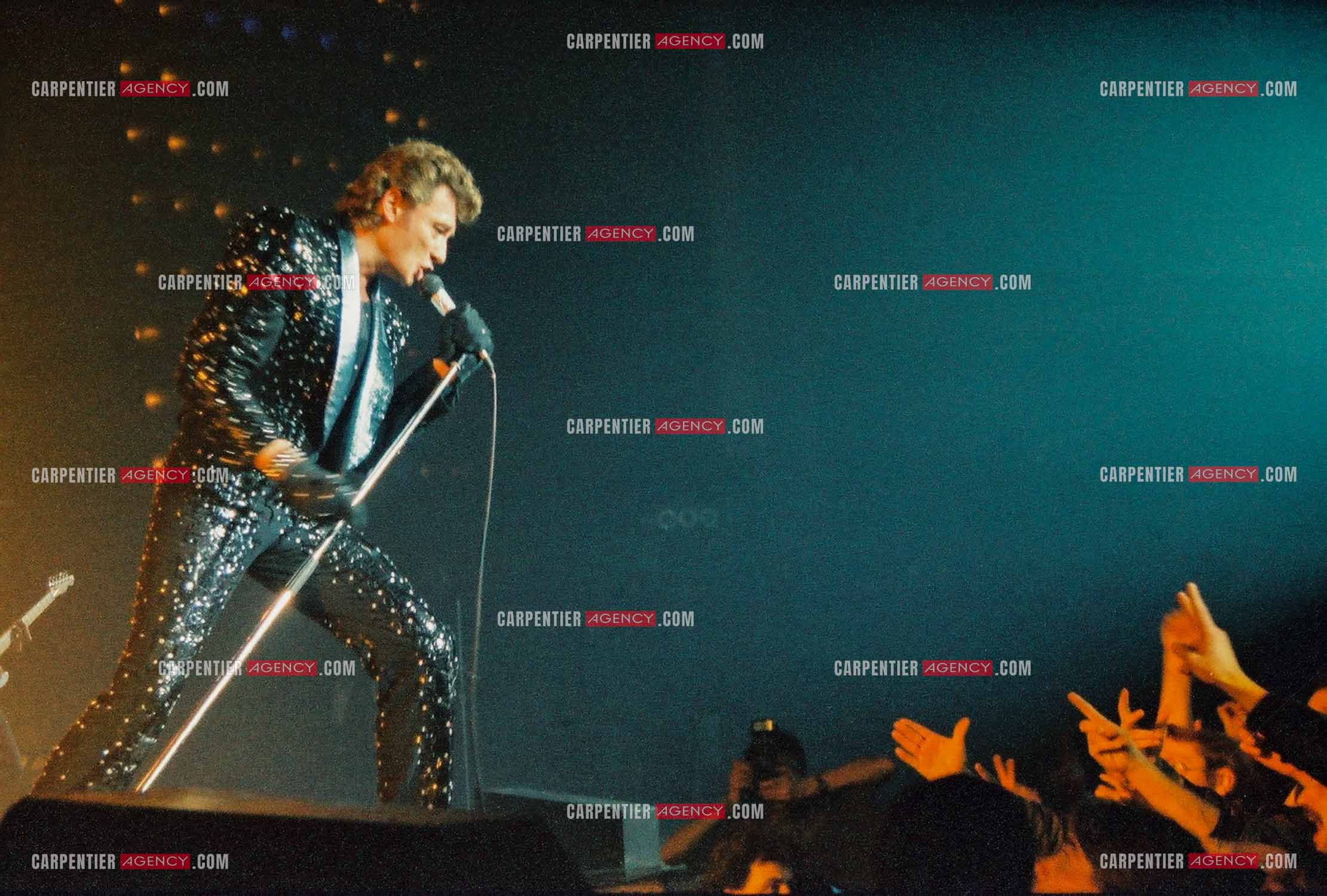 Le chanteur Johnny Hallyday en concert au Zénith de Paris du 26 octobre 1984 au 8 janvier 1985.  ( Exclusif )