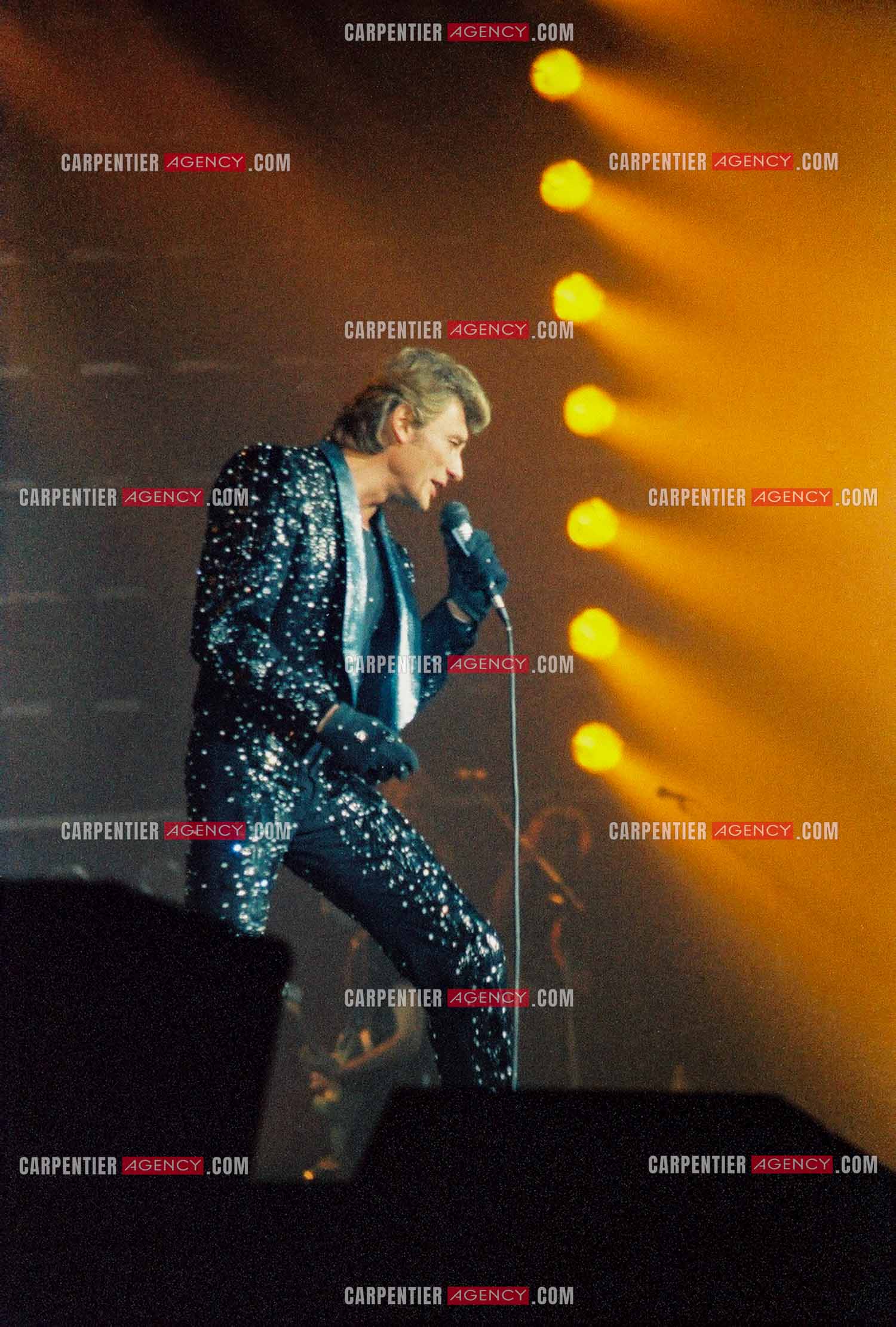 Le chanteur Johnny Hallyday en concert au Zénith de Paris du 26 octobre 1984 au 8 janvier 1985.  ( Exclusif )