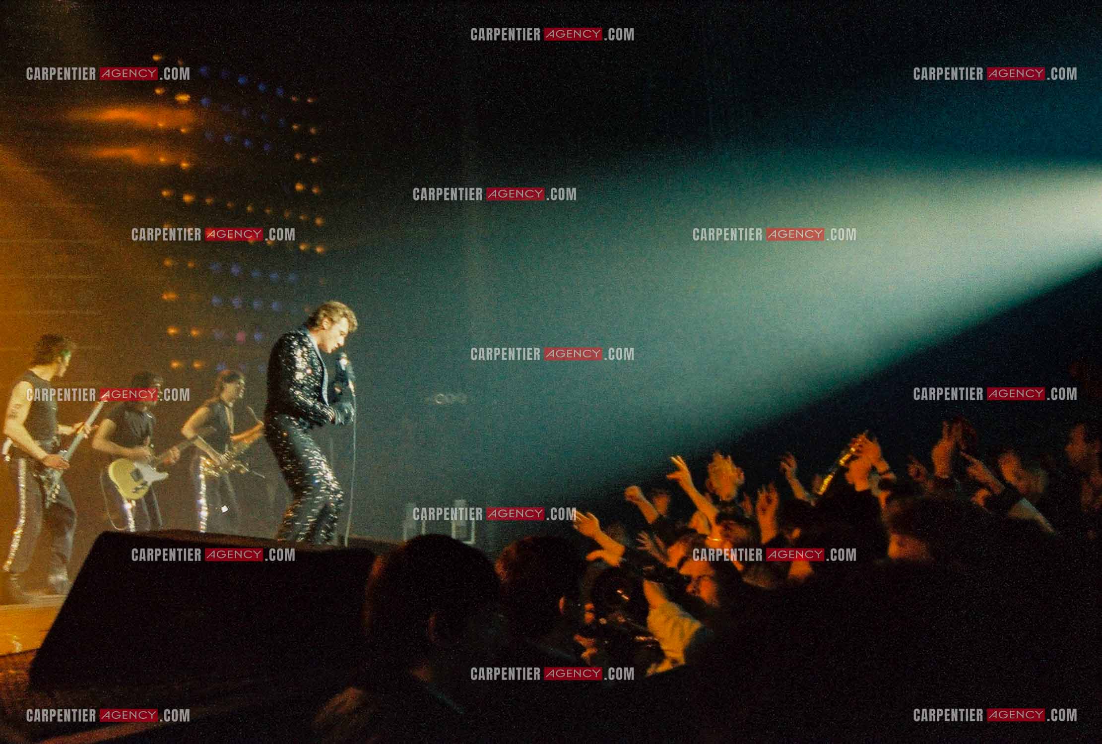 Le chanteur Johnny Hallyday en concert au Zénith de Paris du 26 octobre 1984 au 8 janvier 1985.  ( Exclusif )