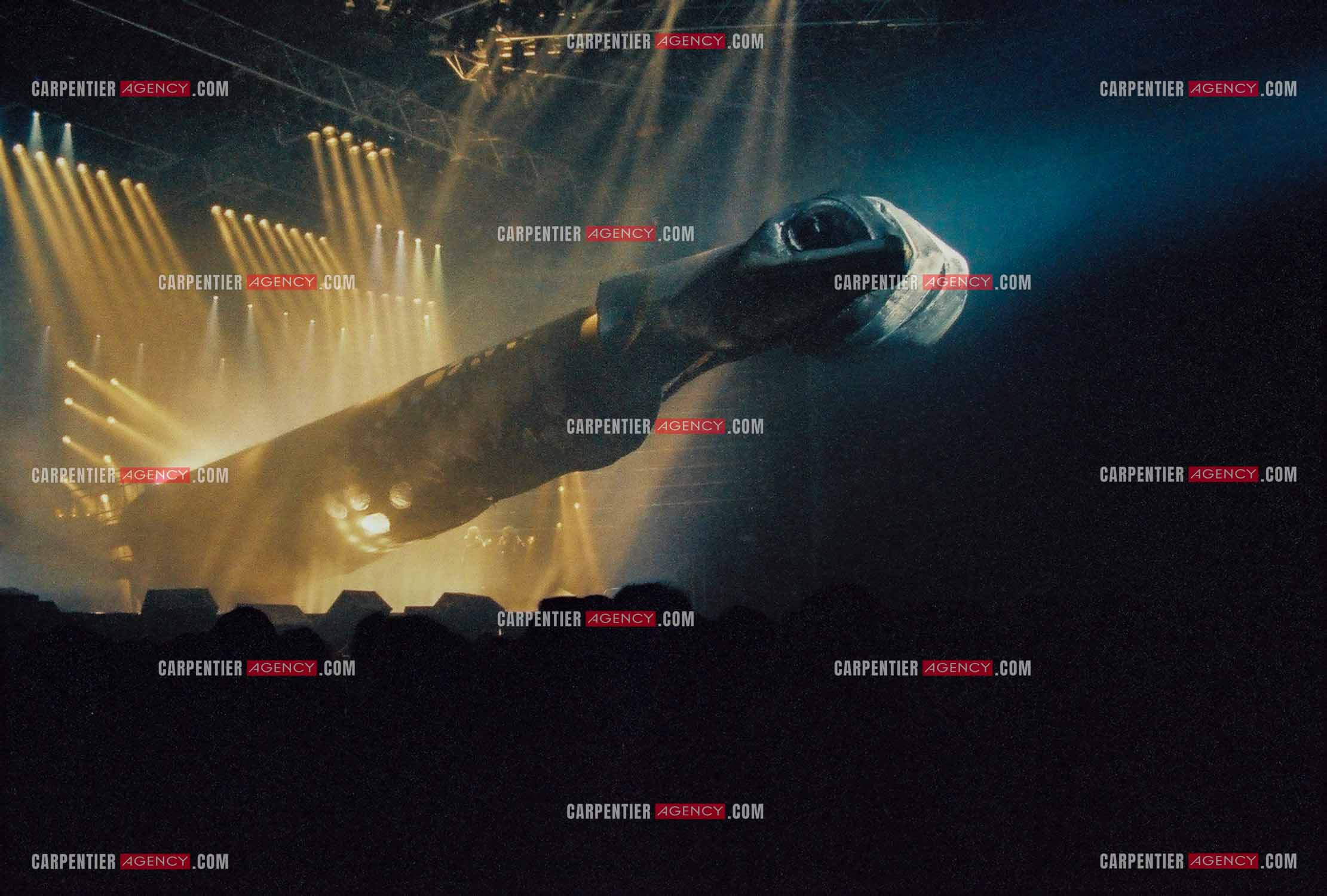 L'entrée de scène à l'intérieur d'un gant s'ouvrant et balayant la salle de gauche à droite du chanteur Johnny Hallyday en concert au Zénith de Paris du 26 octobre 1984 au 8 janvier 1985.  ( Exclusif )