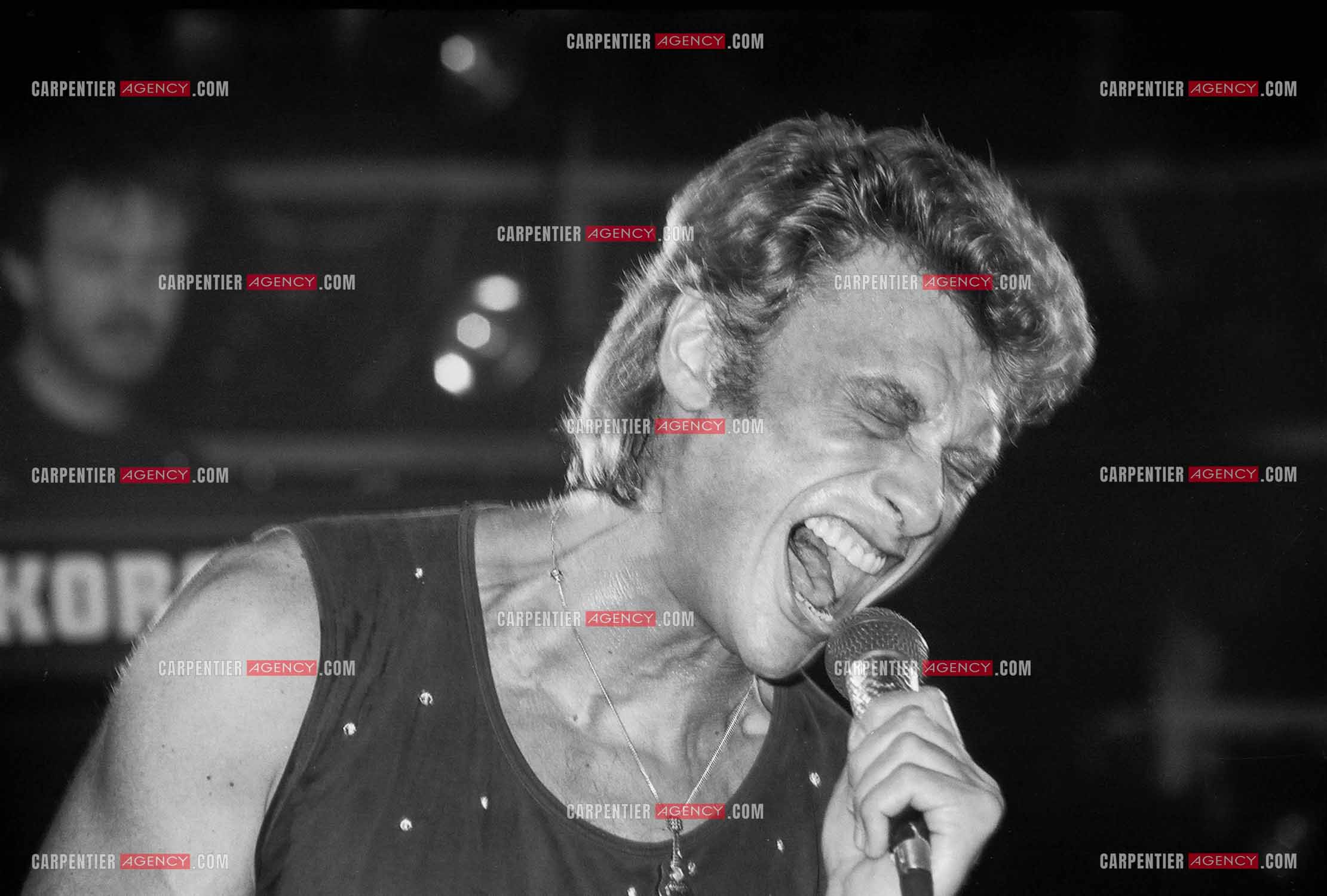 Le chanteur Johnny Hallyday en concert au Zénith de Paris du 26 octobre 1984 au 8 janvier 1985.  ( Exclusif )