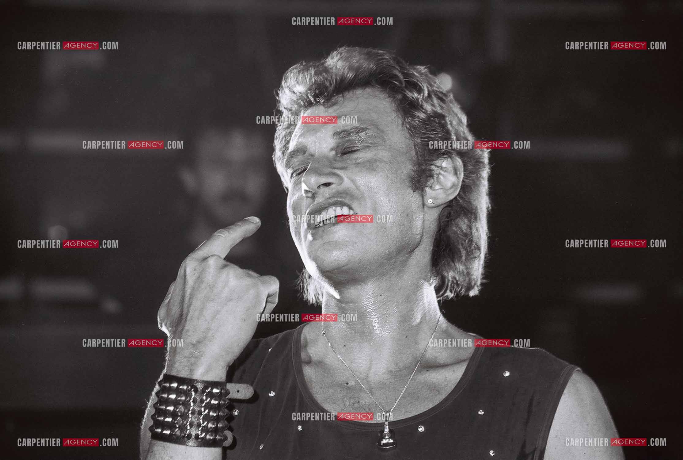 Le chanteur Johnny Hallyday en concert au Zénith de Paris du 26 octobre 1984 au 8 janvier 1985.  ( Exclusif )