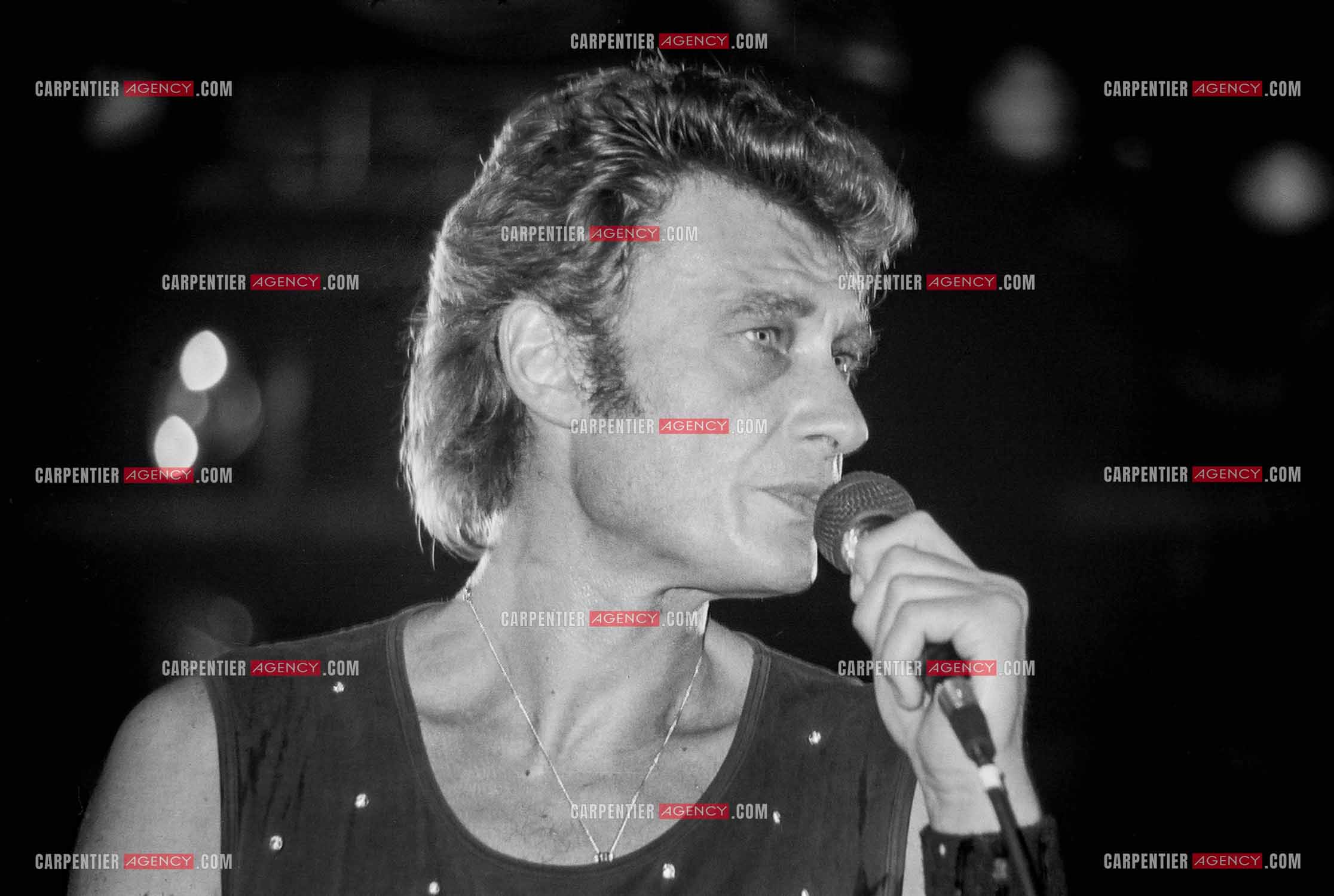 Le chanteur Johnny Hallyday en concert au Zénith de Paris du 26 octobre 1984 au 8 janvier 1985.  ( Exclusif )
