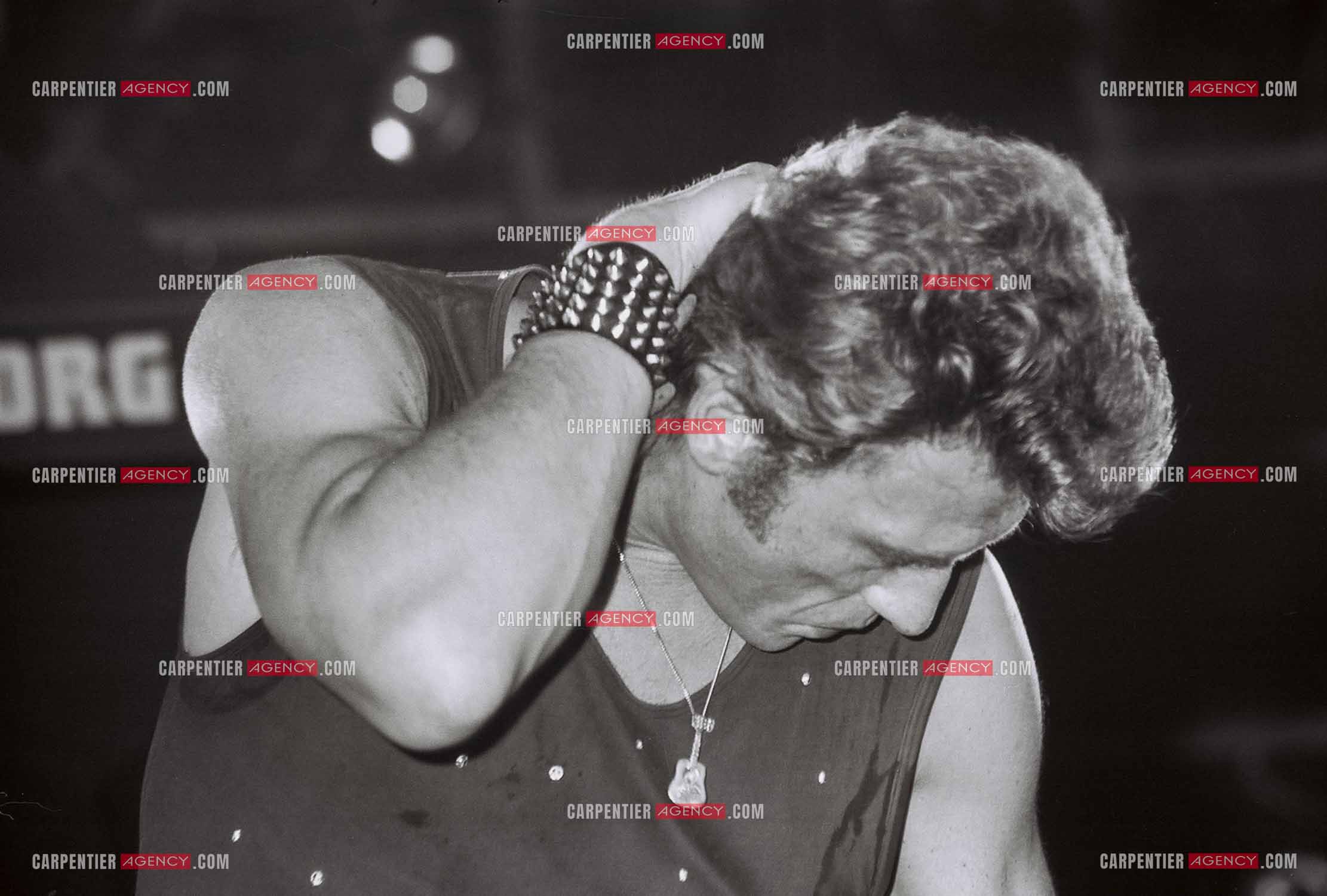 Le chanteur Johnny Hallyday en concert au Zénith de Paris du 26 octobre 1984 au 8 janvier 1985.  ( Exclusif )