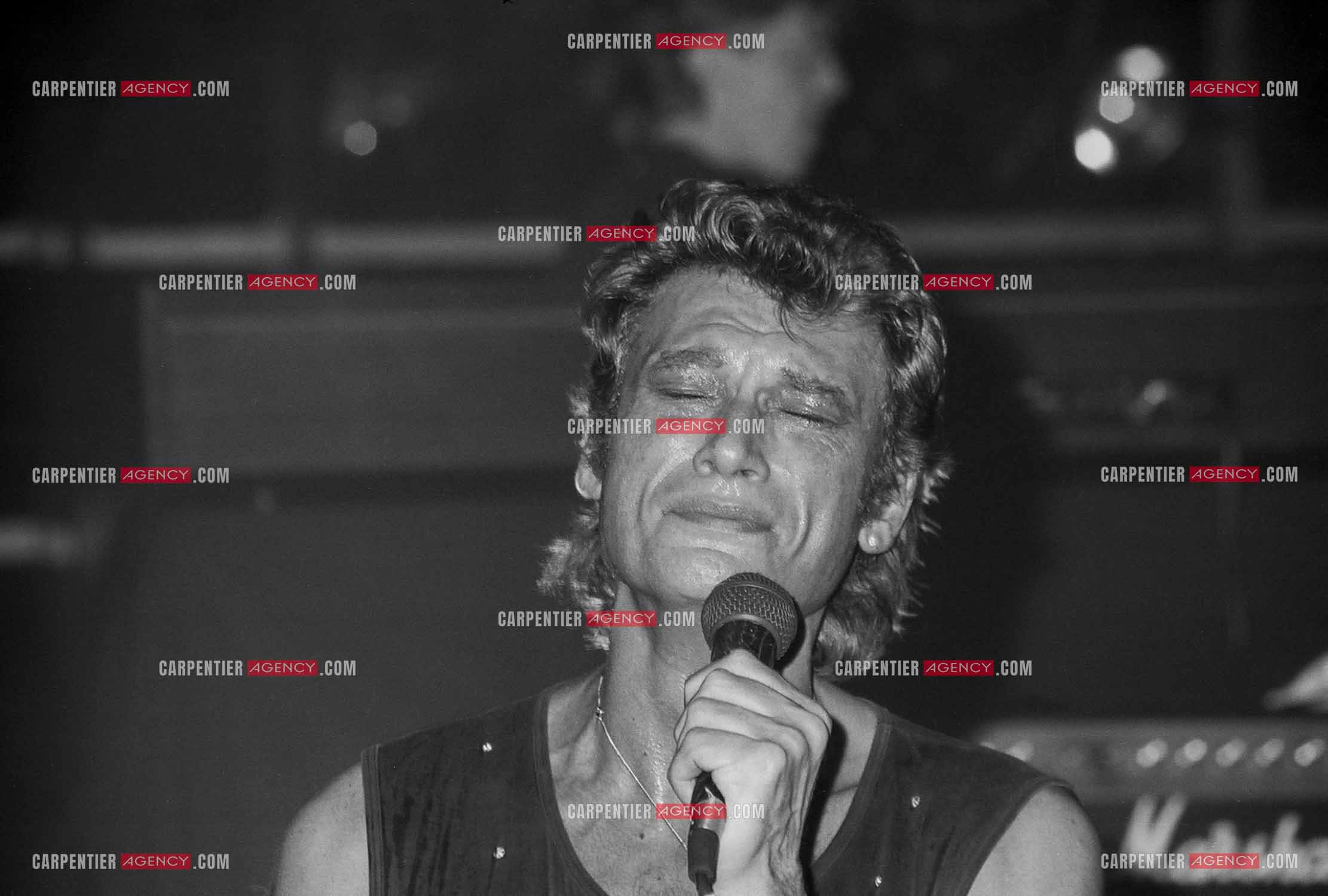 Le chanteur Johnny Hallyday en concert au Zénith de Paris du 26 octobre 1984 au 8 janvier 1985.  ( Exclusif )