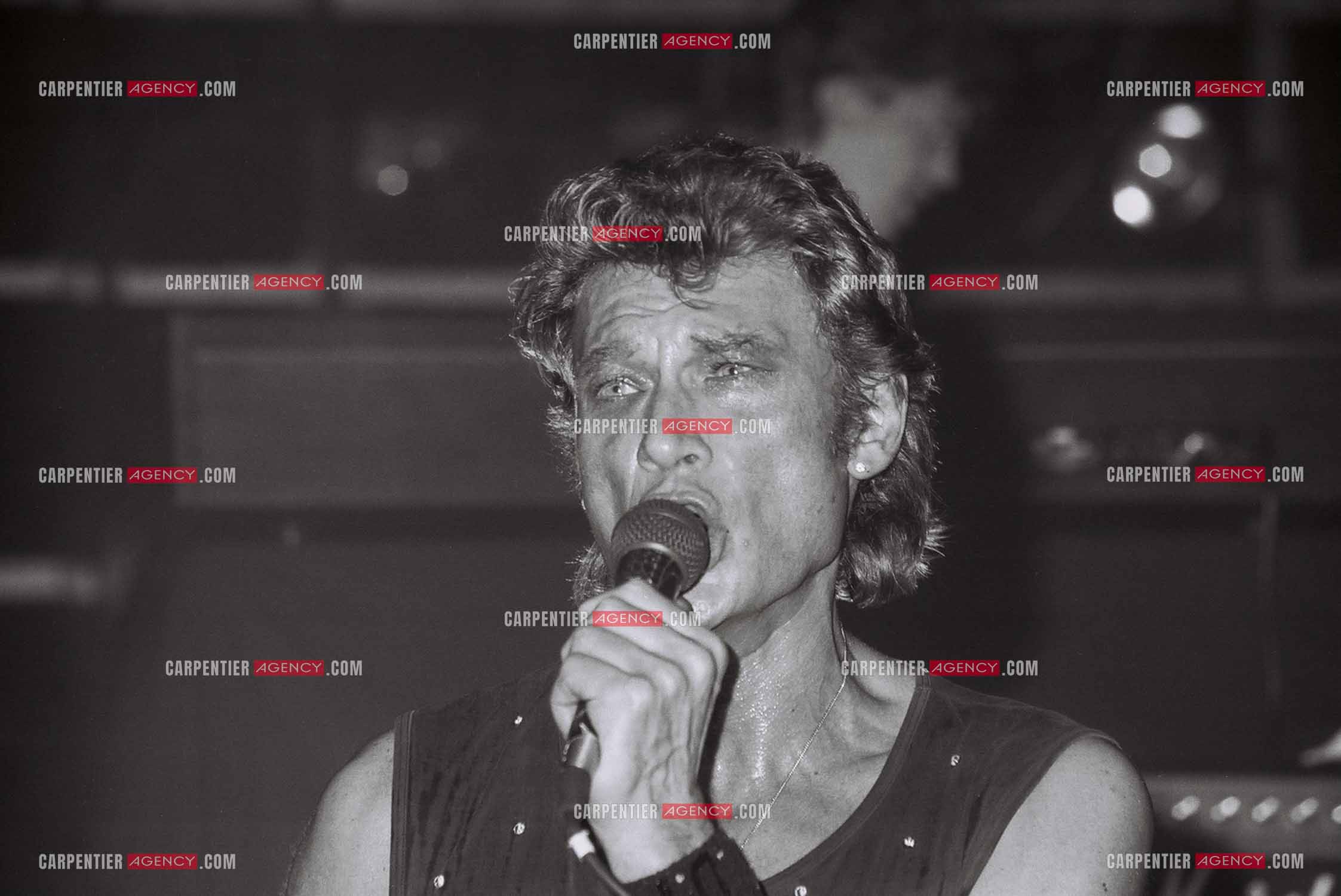 Le chanteur Johnny Hallyday en concert au Zénith de Paris du 26 octobre 1984 au 8 janvier 1985.  ( Exclusif )