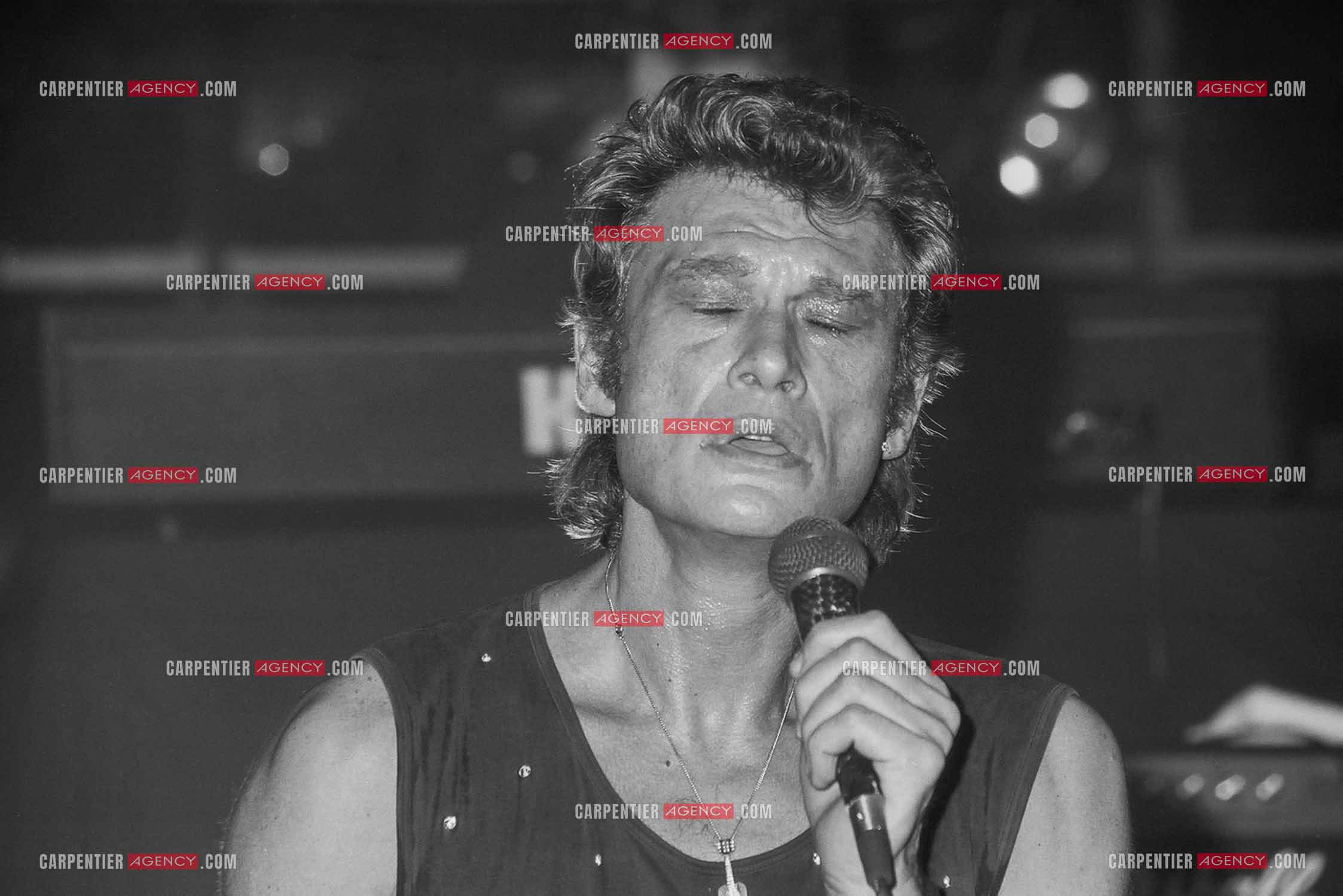 Le chanteur Johnny Hallyday en concert au Zénith de Paris du 26 octobre 1984 au 8 janvier 1985.  ( Exclusif )