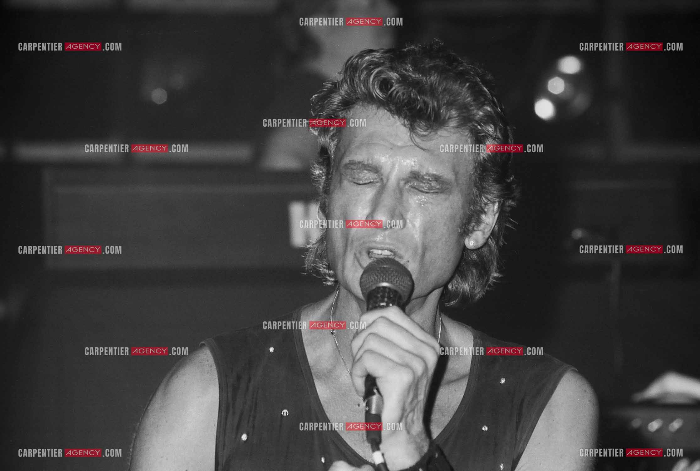 Le chanteur Johnny Hallyday en concert au Zénith de Paris du 26 octobre 1984 au 8 janvier 1985.  ( Exclusif )