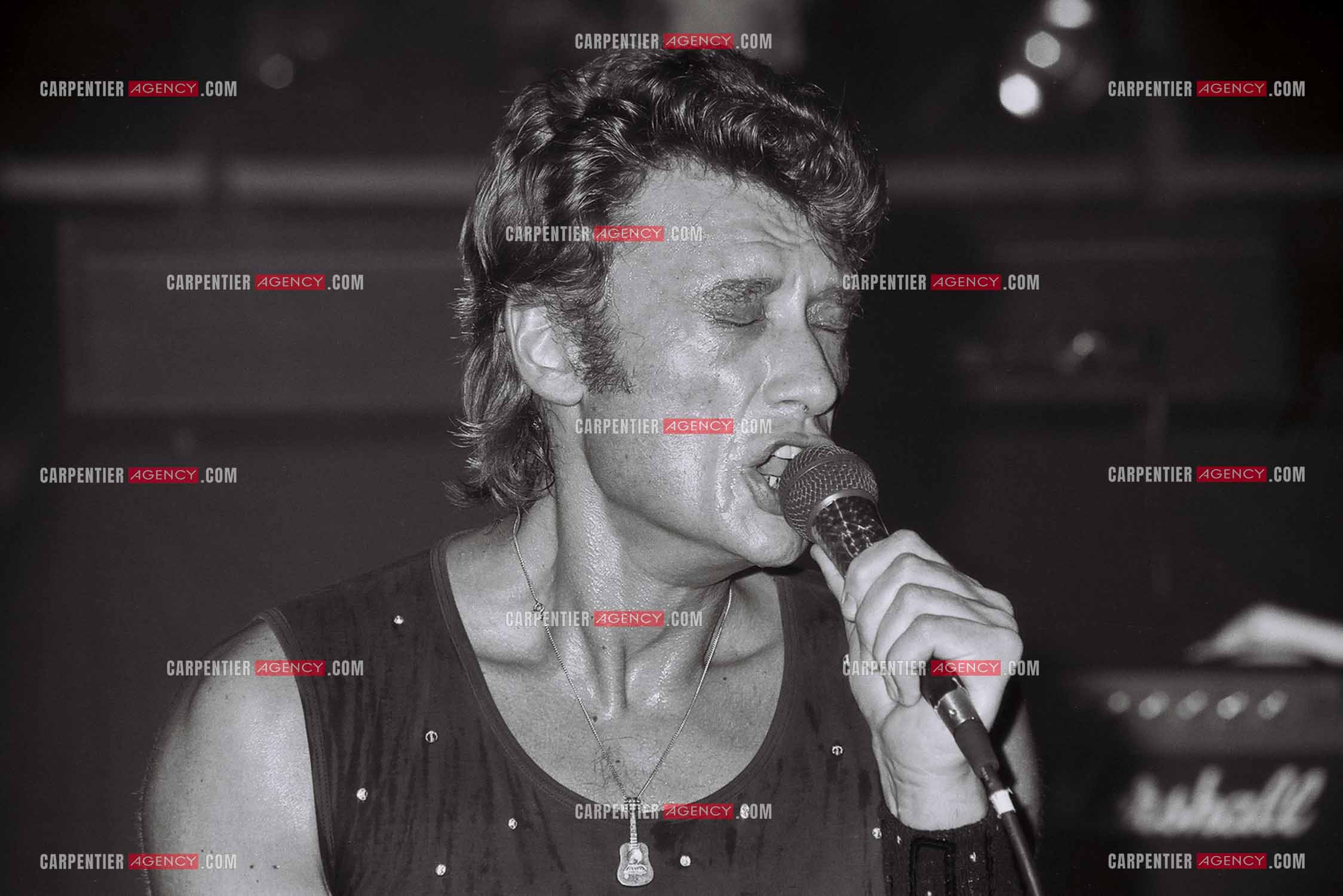 Le chanteur Johnny Hallyday en concert au Zénith de Paris du 26 octobre 1984 au 8 janvier 1985.  ( Exclusif )