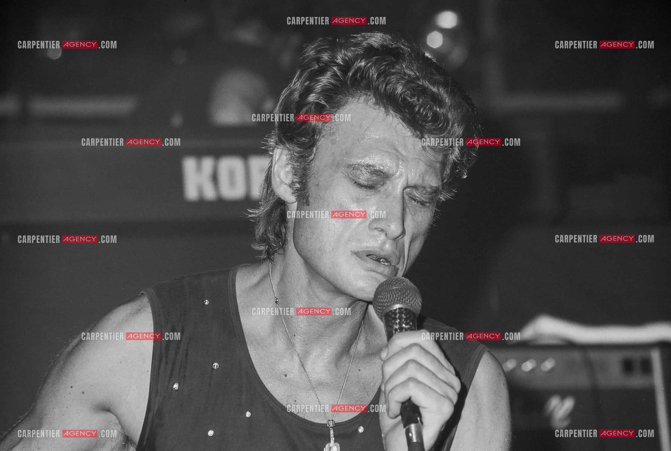 Le chanteur Johnny Hallyday en concert au Zénith de Paris du 26 octobre 1984 au 8 janvier 1985.  ( Exclusif )