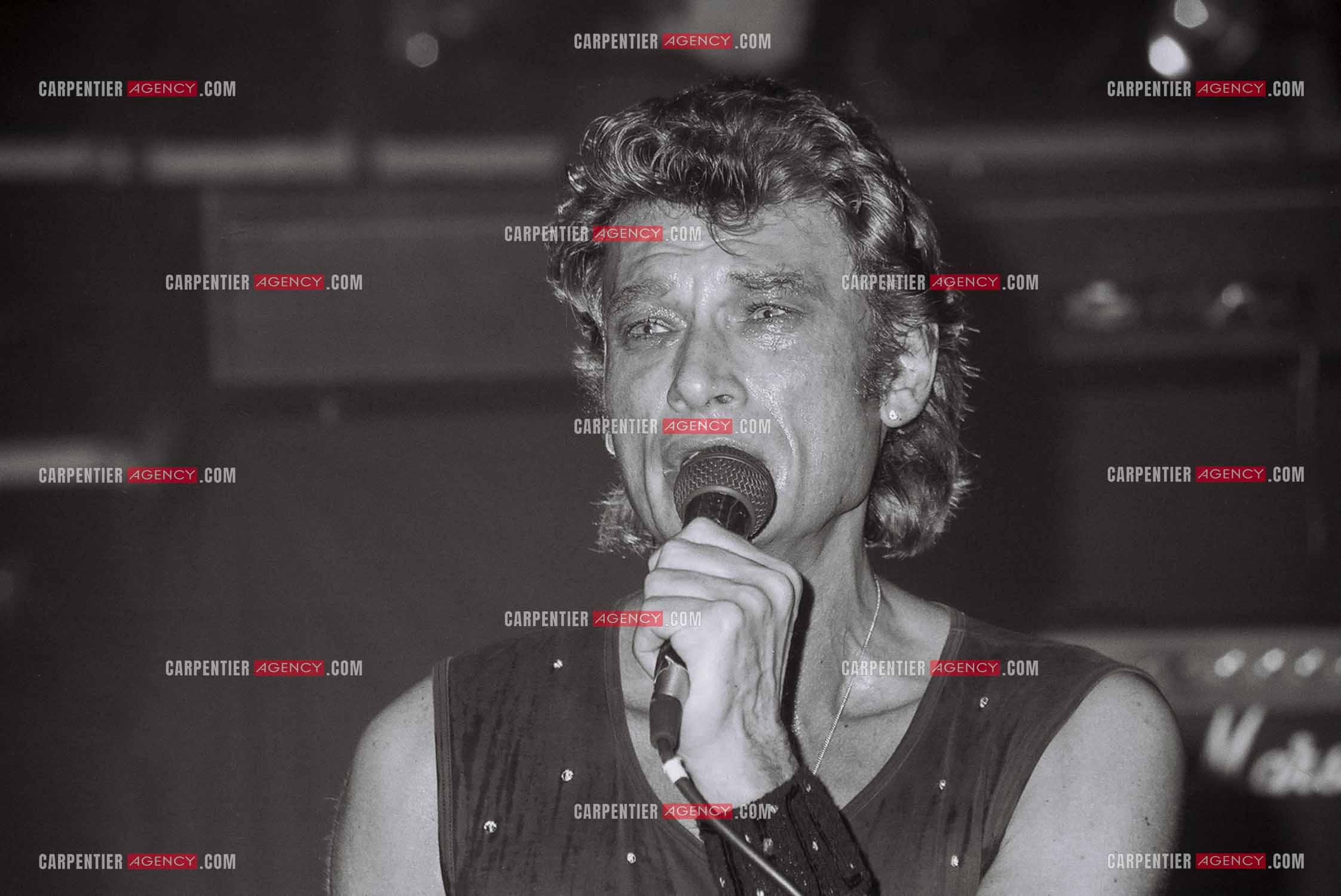 Le chanteur Johnny Hallyday en concert au Zénith de Paris du 26 octobre 1984 au 8 janvier 1985.  ( Exclusif )