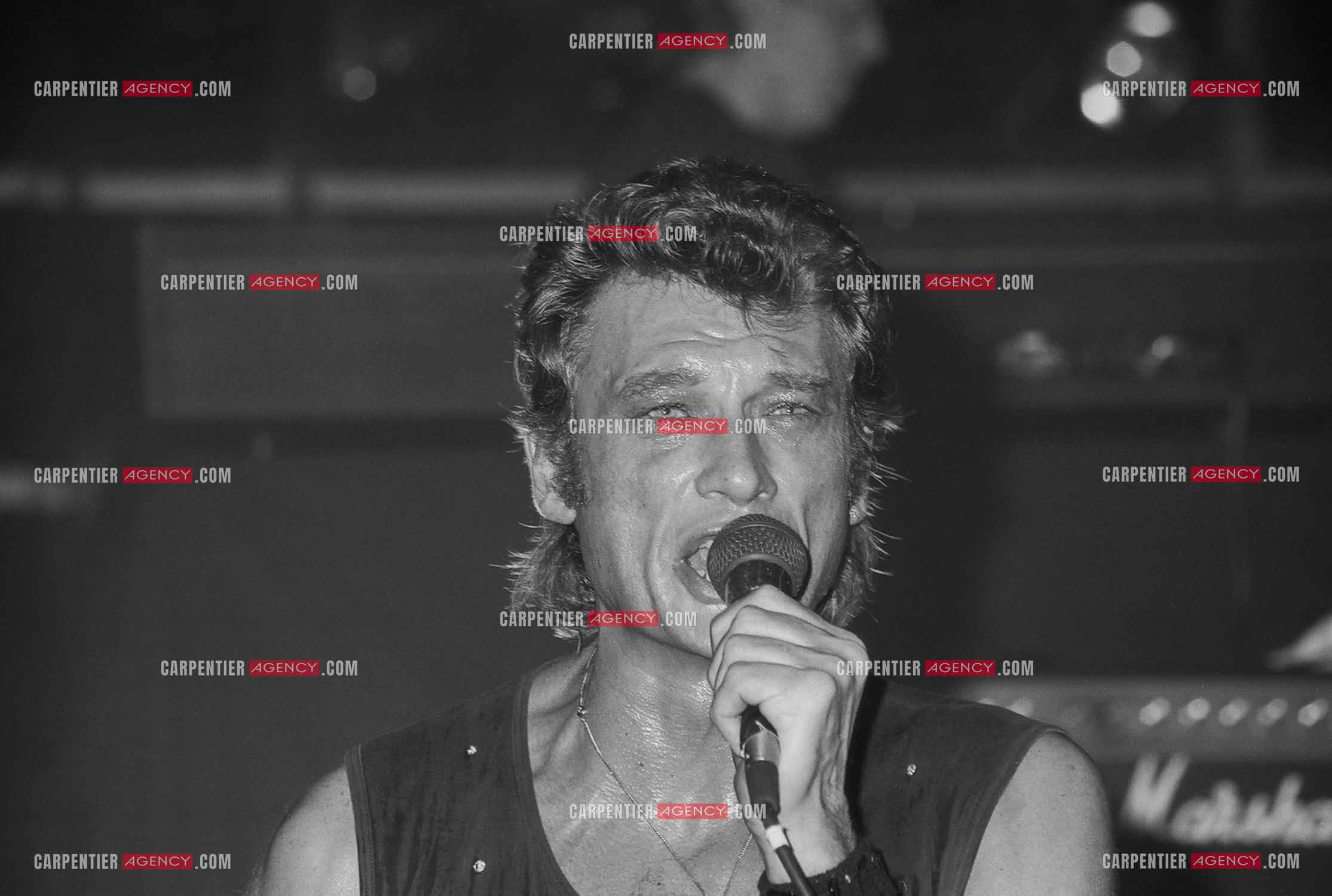 Le chanteur Johnny Hallyday en concert au Zénith de Paris du 26 octobre 1984 au 8 janvier 1985.  ( Exclusif )