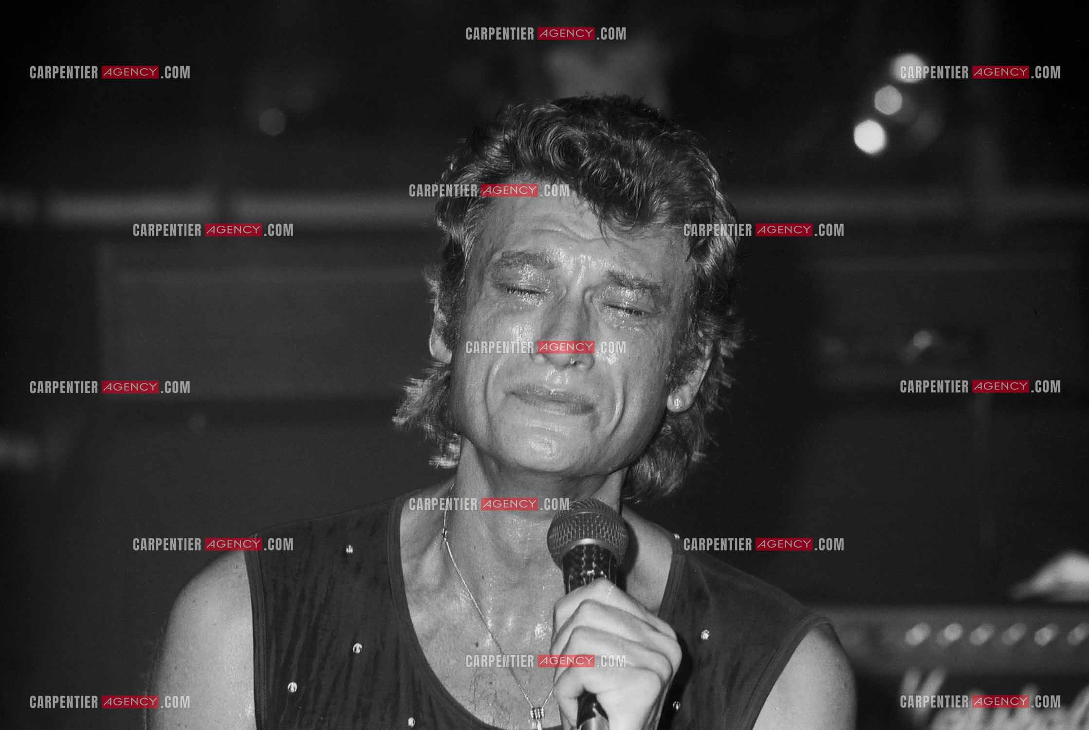 Le chanteur Johnny Hallyday en concert au Zénith de Paris du 26 octobre 1984 au 8 janvier 1985.  ( Exclusif )