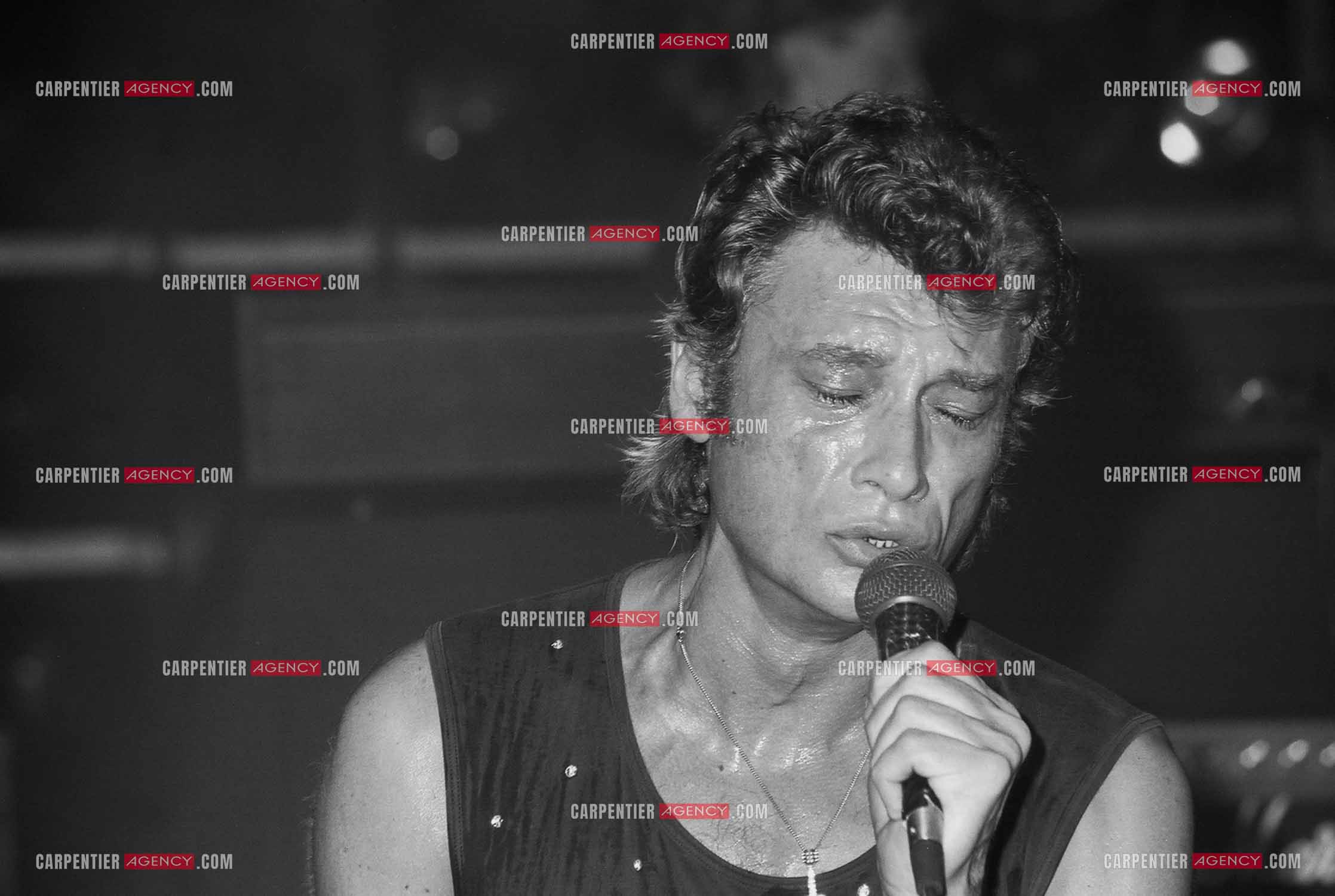 Le chanteur Johnny Hallyday en concert au Zénith de Paris du 26 octobre 1984 au 8 janvier 1985.  ( Exclusif )