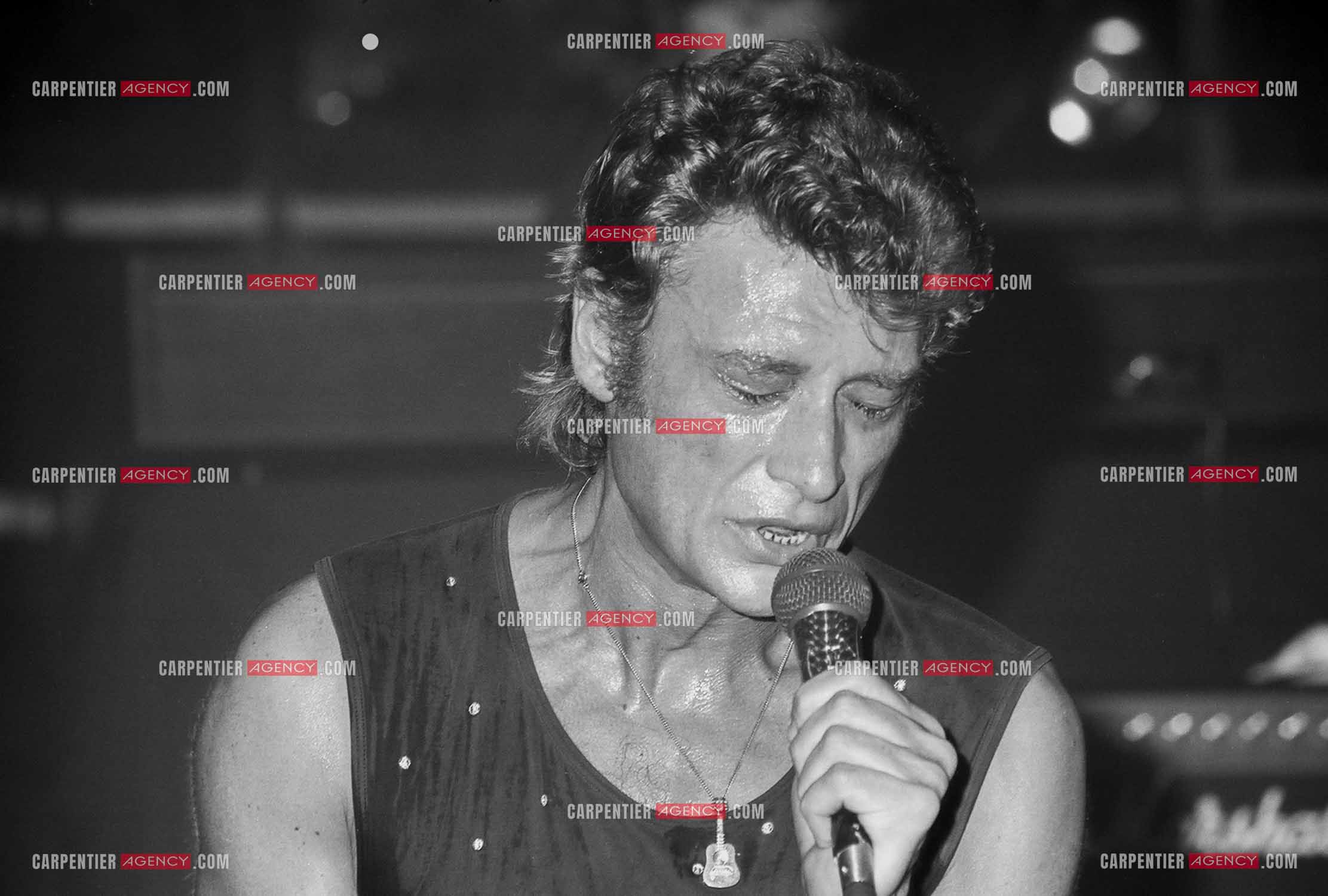 Le chanteur Johnny Hallyday en concert au Zénith de Paris du 26 octobre 1984 au 8 janvier 1985.  ( Exclusif )