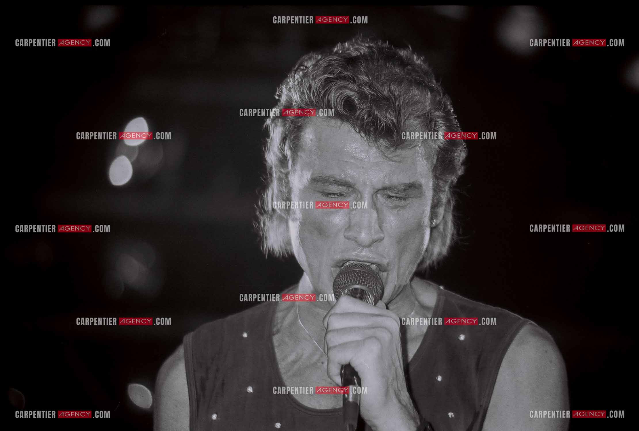 Le chanteur Johnny Hallyday en concert au Zénith de Paris du 26 octobre 1984 au 8 janvier 1985.  ( Exclusif )