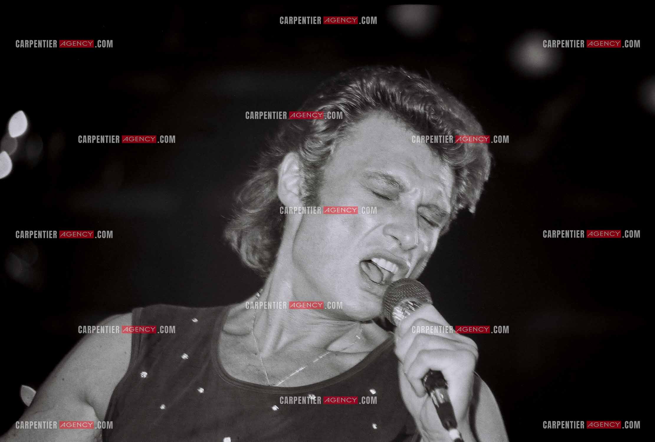 Le chanteur Johnny Hallyday en concert au Zénith de Paris du 26 octobre 1984 au 8 janvier 1985.  ( Exclusif )